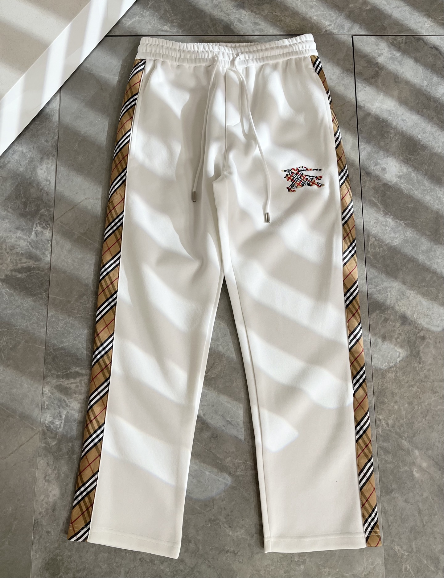 BURBER*Y巴*莉 2025秋冬新款男士休闲裤！简约百搭款，不挑人穿，腰部松紧抽绳设计！标志logo