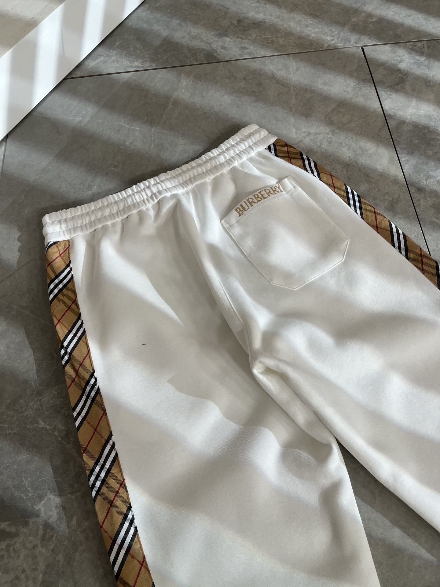 BURBER*Y巴*莉 2025秋冬新款男士休闲裤！简约百搭款，不挑人穿，腰部松紧抽绳设计！标志logo