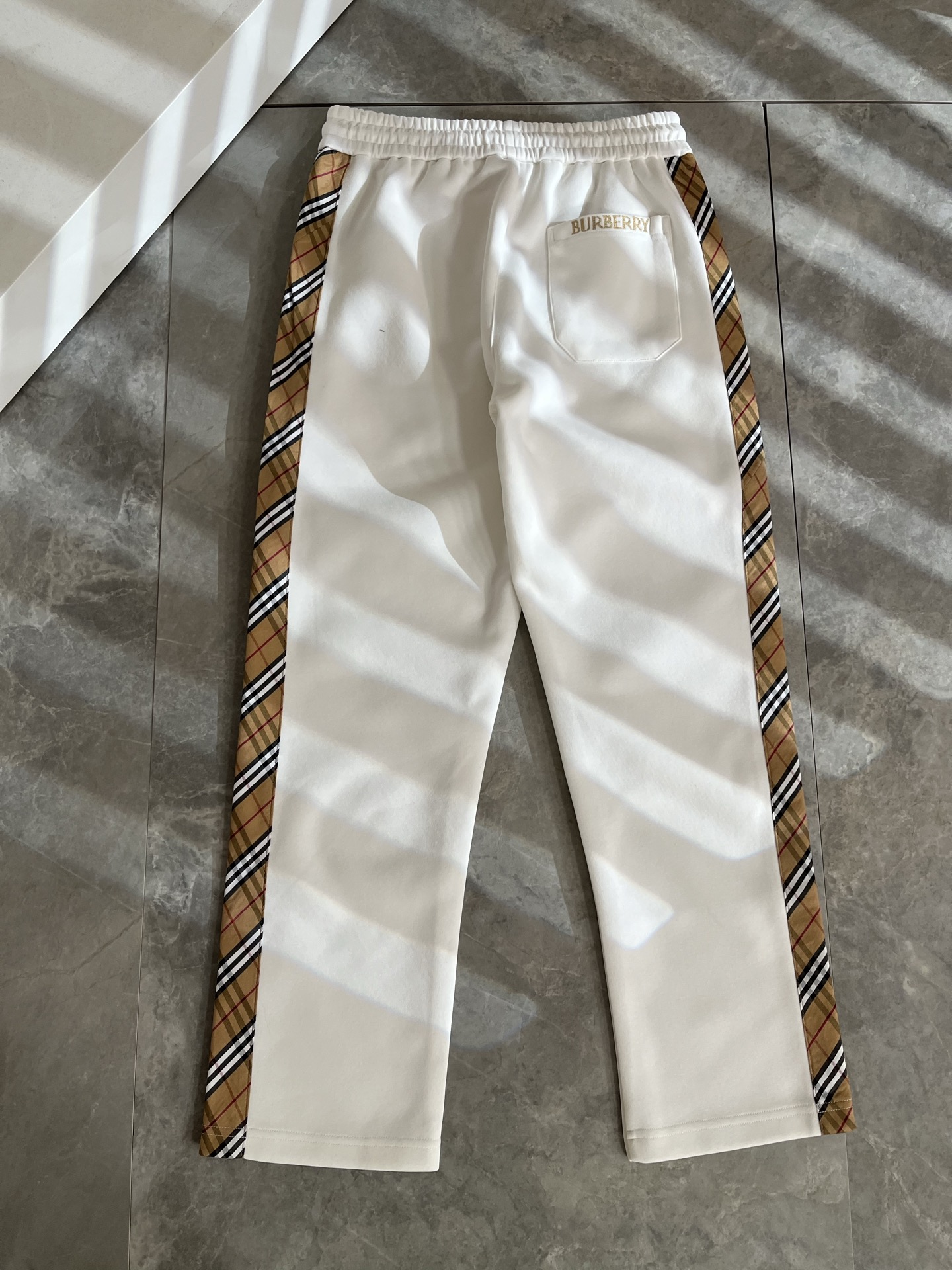 BURBER*Y巴*莉 2025秋冬新款男士休闲裤！简约百搭款，不挑人穿，腰部松紧抽绳设计！标志logo