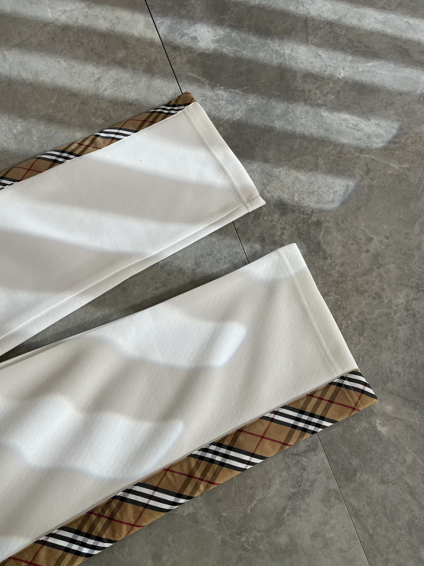 BURBER*Y巴*莉 2025秋冬新款男士休闲裤！简约百搭款，不挑人穿，腰部松紧抽绳设计！标志logo