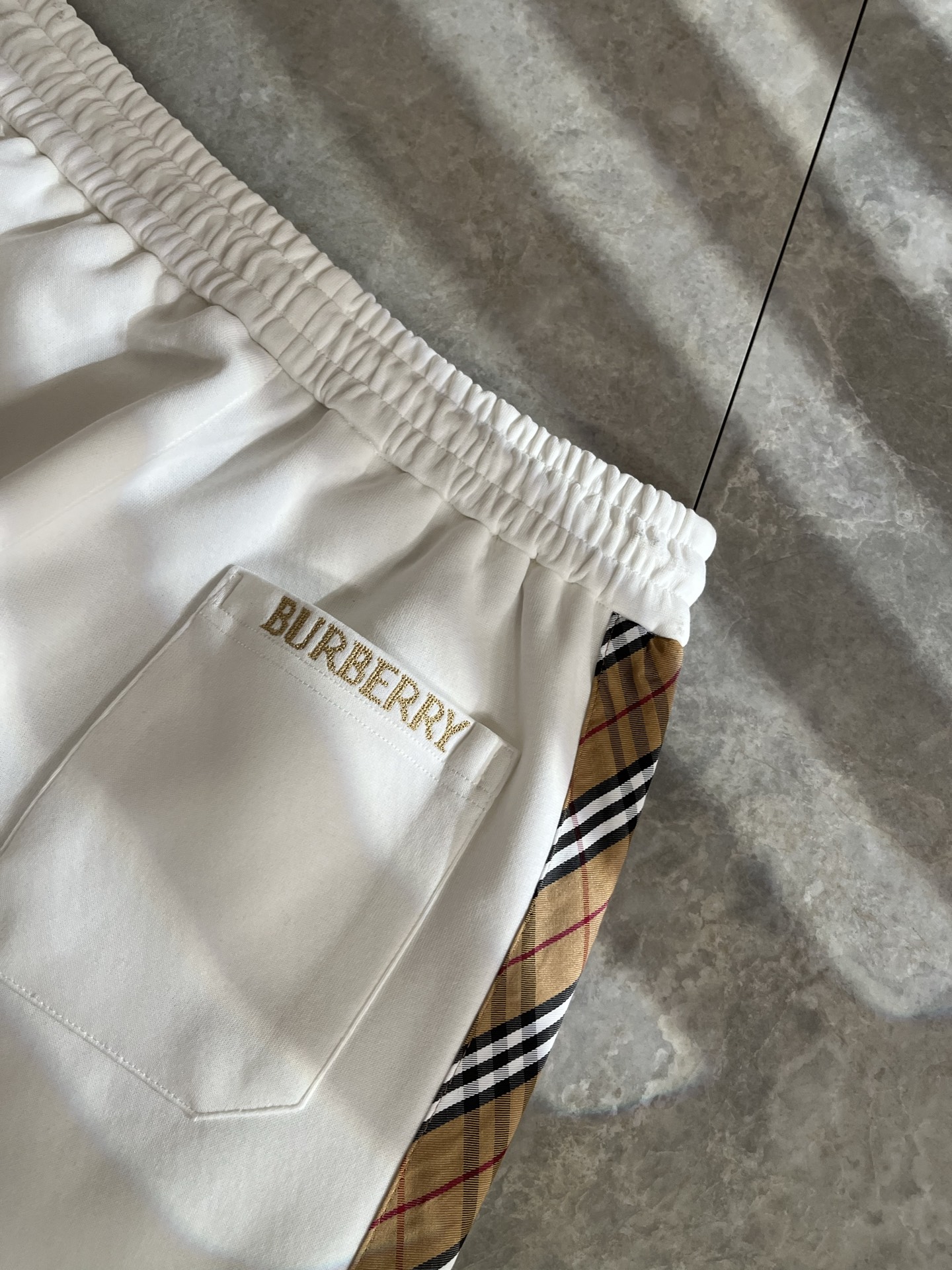 BURBER*Y巴*莉 2025秋冬新款男士休闲裤！简约百搭款，不挑人穿，腰部松紧抽绳设计！标志logo