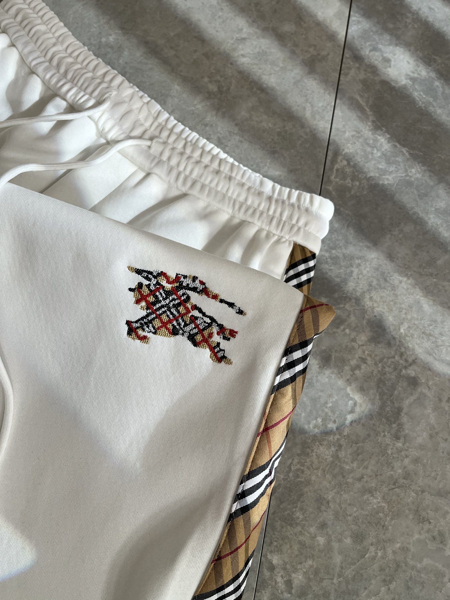 BURBER*Y巴*莉 2025秋冬新款男士休闲裤！简约百搭款，不挑人穿，腰部松紧抽绳设计！标志logo