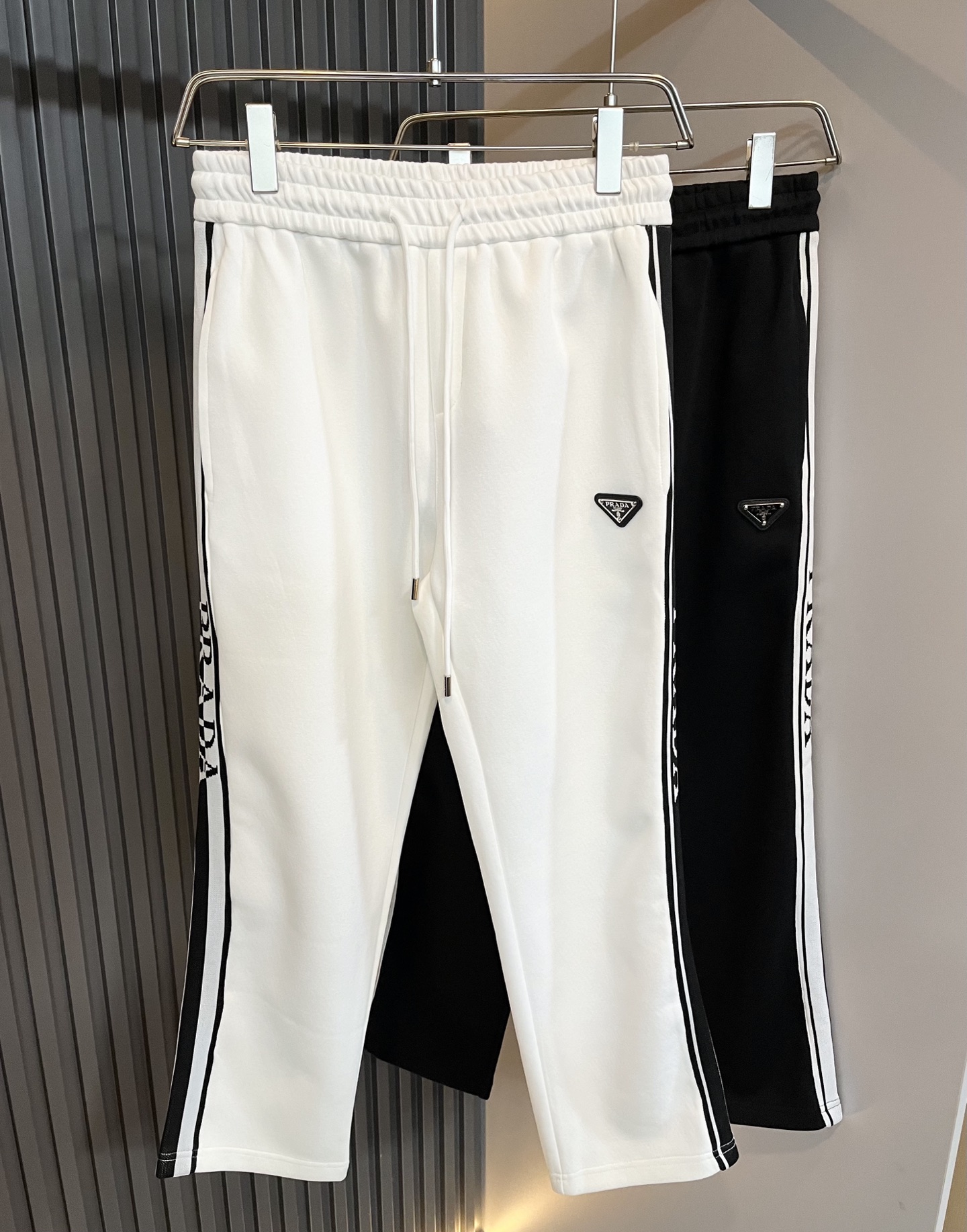 NO:565165,PRA*DA 2025 autumn and winter new men's casual pants, a high-end quality choice... A versatile trousers that has both casual pants and casual pants. It is also an indispensable matching artifact in men's wardrobe. It is a classic style that is practical to wear!  The design style of the entire pair of casual pants is simple and fashionable, which is very consistent with the low-luxury style setting. It has excellent skin-friendly value, is easy to wear, and has a full sense of details!  Customized front and rear logo pattern badge design!  The fabric is comfortable, feels soft and delicate, has a good vertical feel, looks very textured, and is full of fine and high-end charm. It has first-class and exquisite tailoring, and the wiring is meticulous, smooth and neat. It is a trousers that looks good with any casual style. If you like it, hurry up and get it, good products don’t wait for anyone!  Size M-3XL,,prada,alexander wang19860909PRA*DA普*达 2025秋冬新款男士休闲裤,高端品质之选……一款休闲裤兼备的百搭裤装,也是男士衣橱里不可缺少的搭配神器,属于实穿型的经典款式！整条休闲裤的设计风格简洁时尚,非常符合低奢的风格设定,亲肤值优越,穿着方便,细节感十足！定制前后logo图案徽章设计！面料舒服,手感柔软细腻,有着很好的垂直感,看上去非常有质感,细品高级韵味十足.一流精湛的版型裁剪,走线细致平顺工整,休闲随意怎么搭配都好看的裤装,喜欢的赶紧入手吧,好货可不等人！尺码M-3XL,,prada,alexander wang,Men's clothing