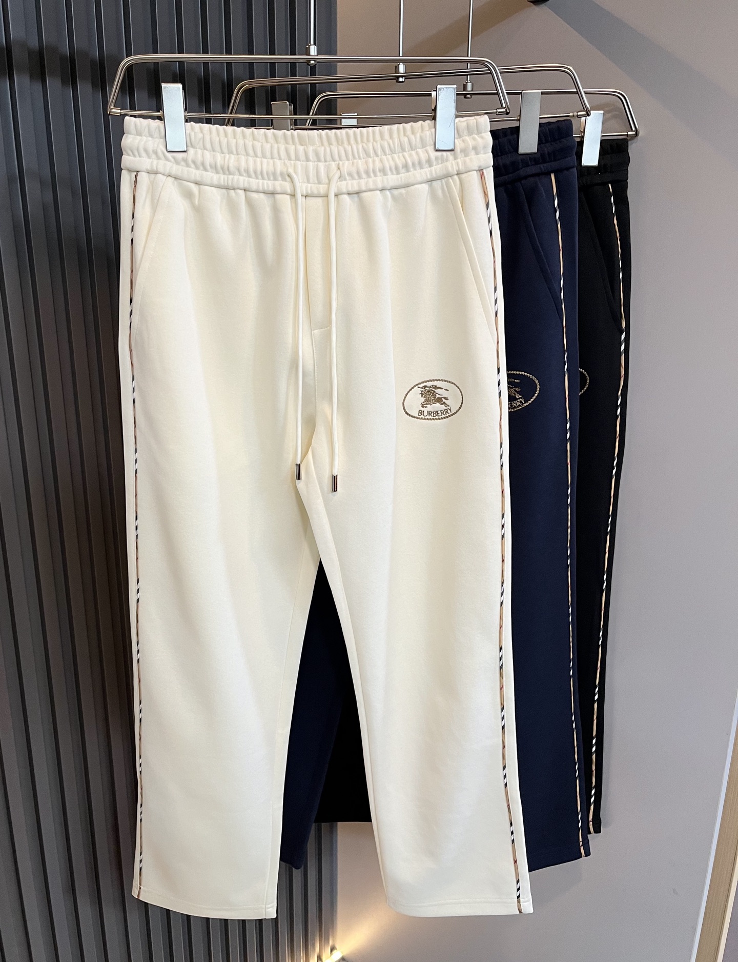 NO:565159,BURBER*Y 2025 new autumn and winter men's casual pants!  Simple and versatile, it doesn’t matter who you choose to wear it, and it has an elastic drawstring design at the waist!  Logo embroidery decoration!  Front and back embroidery logo design!  Good body proportions, loose fit, simple and straight lines, tolerant and modified leg shape, fashionable and sporty style, can be widely suitable for various body types, and can be matched at will using special Italian 3D three-dimensional surround cutting technology. The workmanship of the waist, the inner hemming, the overall tailoring, and the upper body effect are impeccable. It can be perfectly controlled whether it is for work or leisure. It is made of imported pure cotton fabric!  The texture is soft and smooth, and it does not feel constrained when you move. It does not wrinkle or deform after long-term wear and washing. Sizes M-3XL, burberry, alexander wang19860909BURBER*Y巴*莉 2025秋冬新款男士休闲裤！简约百搭款,不挑人穿,腰部松紧抽绳设计！标志logo刺绣修饰！前后刺绣logo图案设计！良好的修饰身材比例,合体有松量,线条简洁顺直,包容修饰腿型,时尚运动风穿搭,可广泛适合各种身型穿着,随意搭配采用意大利特殊3D立体环绕裁剪工艺,腰头的做工,内里的包边,整体的剪裁,上身效果都无可挑剔.无论是上班还是休闲,都可以完美驾驭.采用进口纯棉面料！质感柔顺爽滑,运动起来没有也羁绊感,久穿久洗不起皱不变形性.尺码M-3XL,,burberry,alexander wang,Men's clothing