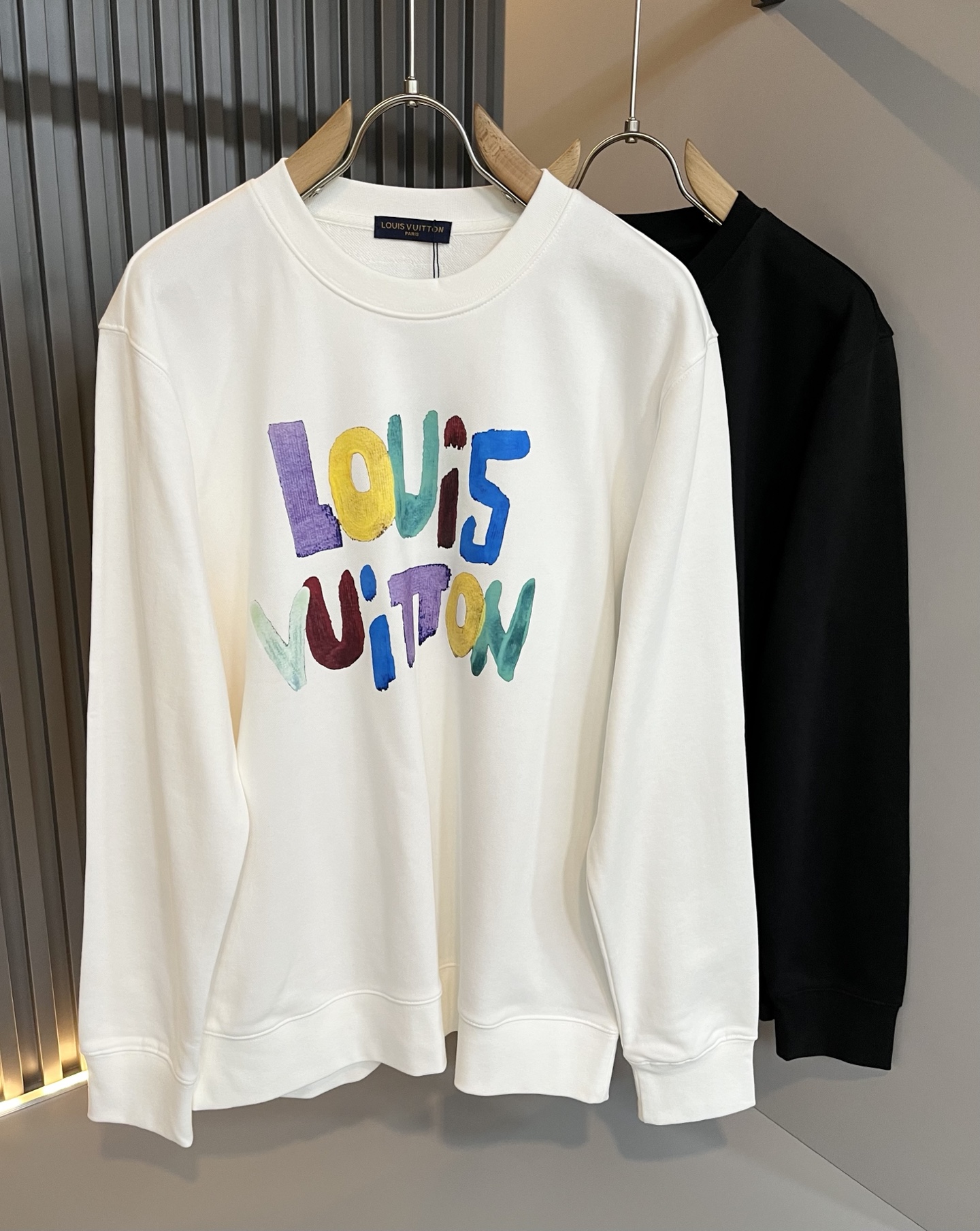 NO:538294,LouisVuitt*Louis*Deng The new series of 2025 sweatshirts are launched, a very fashionable and avant-garde short-sleeved T-shirt for men and women, with logo logo pattern printing technology modification!  Different from the past, it declares the design concept that has been passed down for many years in the brand!  Its eye-catchingness is no less than any classic style, perfectly presenting the fashionable, high-end and luxurious feeling in front of the world!  Made of imported cotton, the customer-supplied and imported cotton material is selected, with a high-quality 320g pure cotton fabric, which has a soft and soft touch, and the real thing is definitely beyond your imagination. It is extremely comfortable and breathable in close body. Even if you sweat profusely, you will not feel greasy or stuffy. It will bring sweating and moisture absorption to the extreme!  Size M-2XL, louis vuitton,louis vuitton,hoodie,sweatshirts,t-shirt,tees,t-shirt,alexander wang19860909LouisVuitt*路易*登 2025卫衣全新系列单品上线,非常时髦前卫的一款男女同款短袖T恤,标识logo图案印花工艺修饰！区别于以往的不同,宣示品牌传承多年的设计理念！其吸睛度完全不亚于任何经典款式,将时髦高级感与奢华感完美呈现在世人眼前！客供进口全棉材质制成,精选优质320g纯棉面料,触感软糯亲肤细腻,实物到手绝对超乎你的想象,贴身无比舒适透气,即便是汗流浃背也不会有腻身及闷热感可言,将排汗吸湿性发挥到了极致！尺码M-2XL,,louis vuitton,louis vuitton,hoodie,sweatshirts,T-shirt,tees，t-shirt,alexander wang,Men's clothing