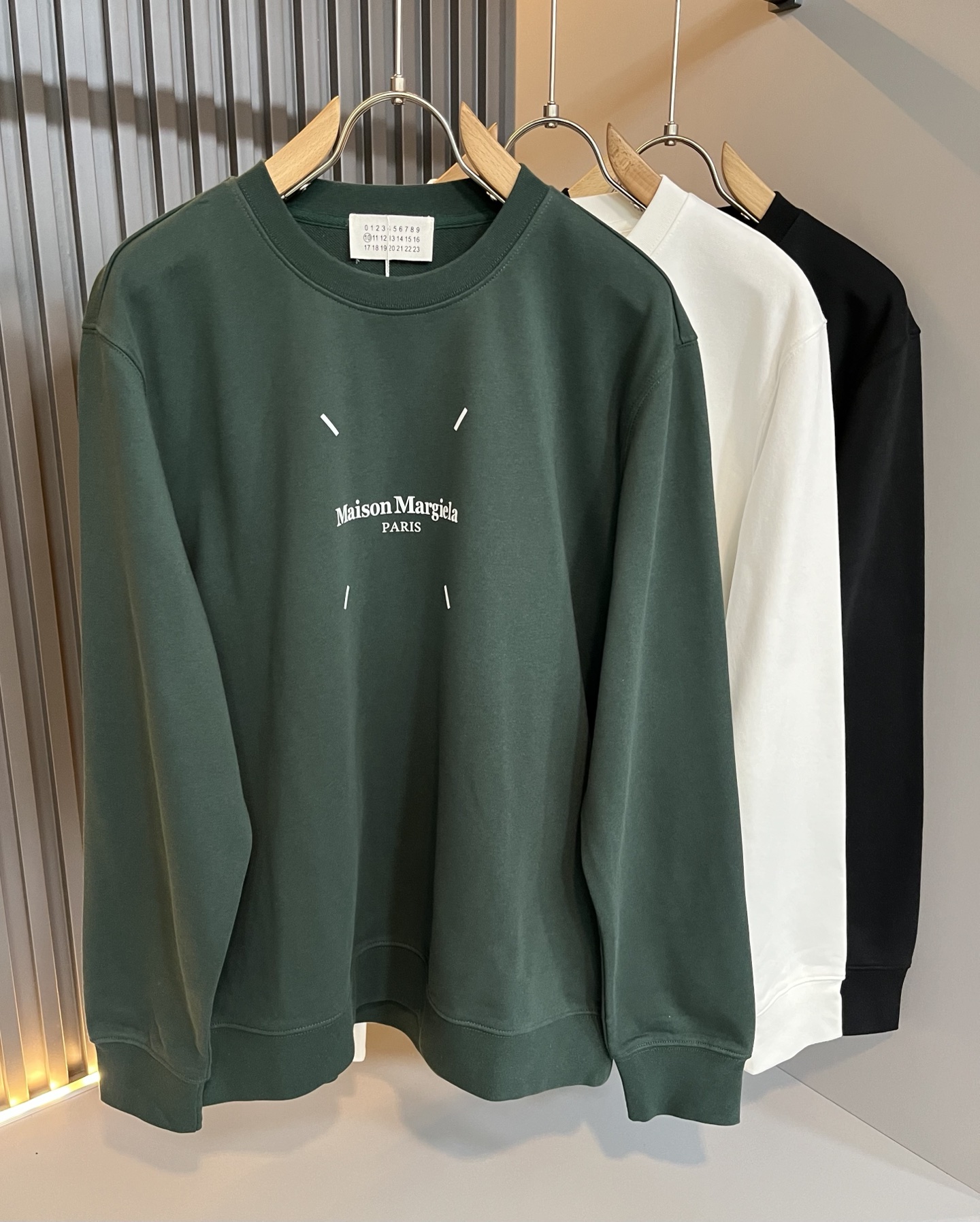 NO:538280,Maison Margiel 2025 autumn and winter new casual sweatshirts for men and women are released simultaneously in the counter!  Customized exclusive fabrics, letter logo pattern printing design on the chest!  !  Simple and generous, calm and versatile, extremely high-end, perfectly integrated with fashion and style, a top fashionable style that perfectly suits the outside wear!  The overall feeling is natural!  Extremely classic versatile casual pants, customized original cotton fabric!  The ultimate perfection of heavy industry!  Fans who pursue high quality are please buy them by themselves, and all fans who know the goods are invited to appreciate this model together!  !  Size M-2XL, Masion Margiela,hoodie,sweatshirts,alexander wang19860909马吉拉 maison margiel 2025秋冬新款男女同款休闲卫衣,专柜同步发售！定制专属面料,胸前字母logo图案印花设计！！简约大方,从容百搭,档次极高,完美融入时尚还有风情感一款完美符合外穿的顶尖时髦气质款！整体给人浑然天成的感觉！极致经典的百搭型休闲裤,定制原版纯棉面料！极致的重工极致的完美！追求高品质的粉丝们请自行抢购,诚邀所有识货的粉丝一同鉴赏此款！！尺码M-2XL,,masion margiela,hoodie,sweatshirts,alexander wang,Men's clothing