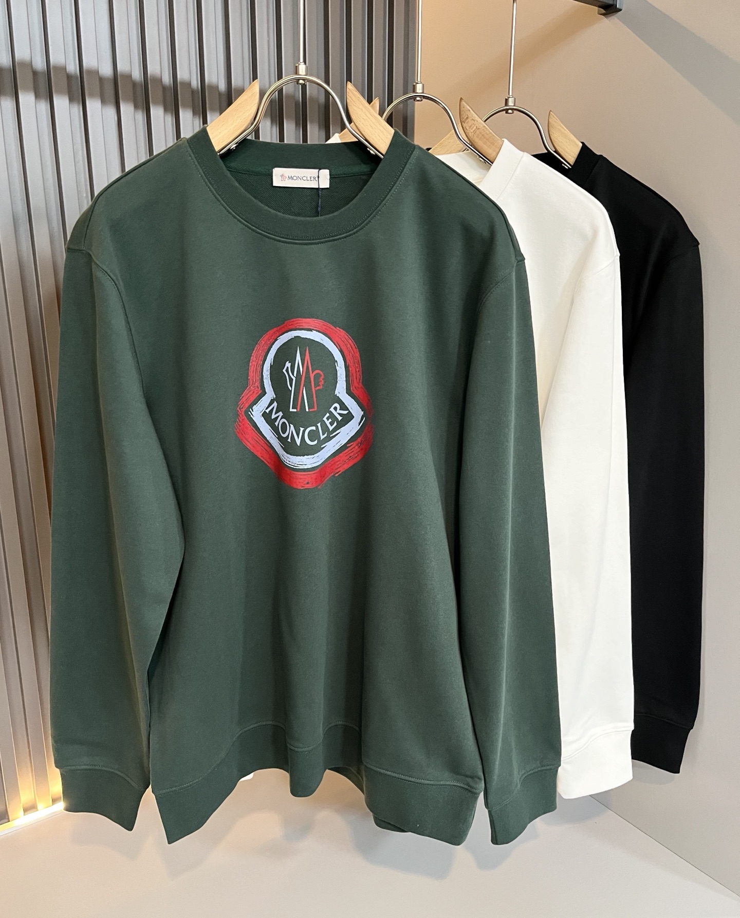 NO:537264,Moncl*rMon*kou 2025 autumn and winter men and women same style couples latest trade order long-sleeved sweatshirt, full quality!  !  Internet celebrity style!  The craft is designed using pattern logo printing technology!  The upper body is comfortable and breathable, not stiff, and the overall three-dimensional feeling is rich. Quality export orders, customized exclusive pure cotton fabric tailoring to meet the simple needs of commuters for dressing. The upper body is very effective, slim and not picky about the figure. The fabric workmanship... Improper, only good craftsmanship can make you feel good and tasteful. A must-have item for everyone!  Size M-2XL, hoodie, sweatshirts, alexander wang19860909Moncl*r蒙*口2025秋冬男女同款情侣款最新的贸易订单长袖卫衣,全品相！！网红款！工艺采用图案logo印花工艺设计！上身舒适透气,不僵硬,整体有着丰富的立体感,品质出口订单,定制专属纯棉面料剪裁,满足通勤人们对于着装的简约需求,上身效果很好,显瘦,不挑剔身材.面料做工....无可挑剔,好工艺好面料才能穿出好品味一款,人手必备单品！尺码M-2XL,,hoodie,sweatshirts,alexander wang,Men's clothing