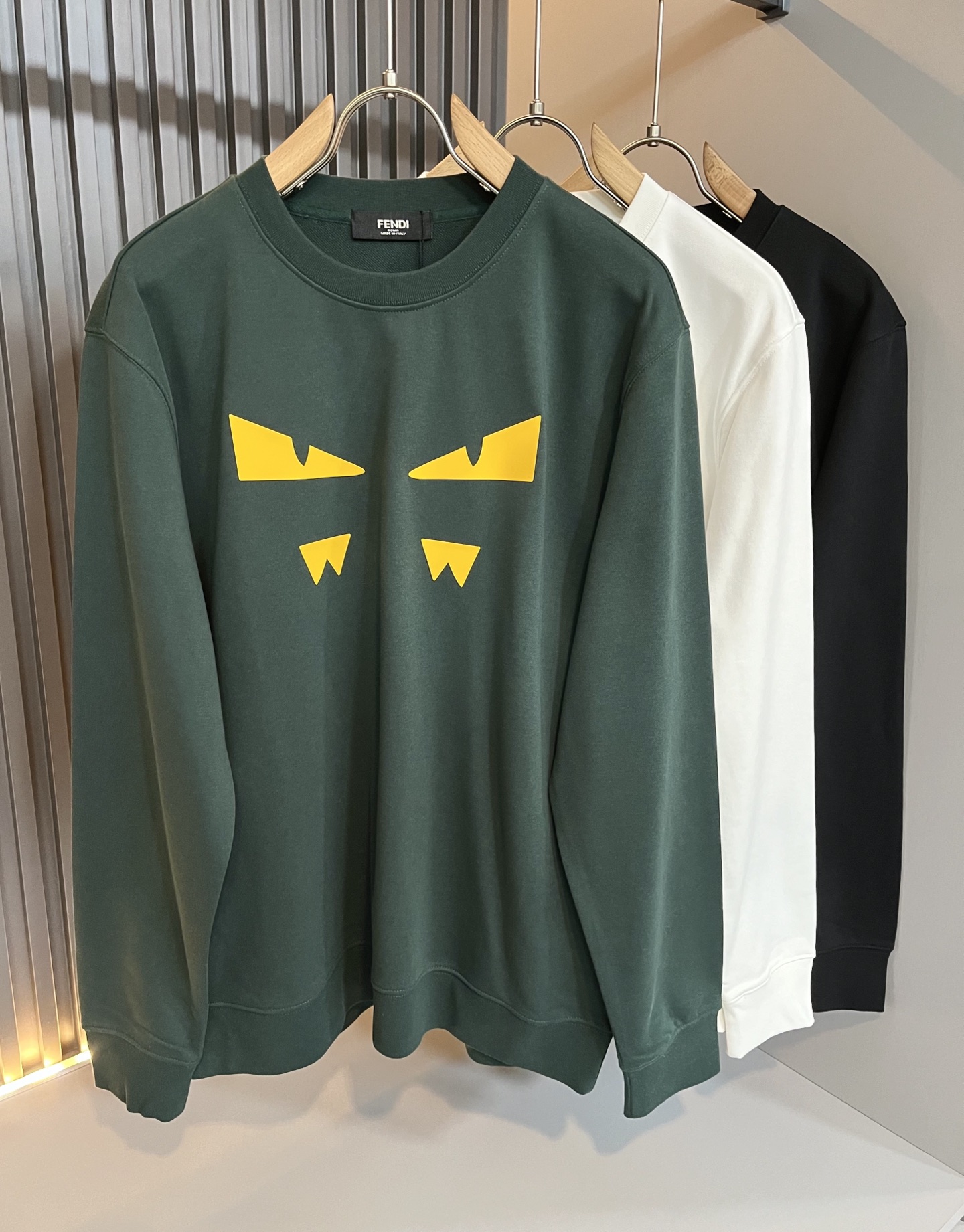 NO:537251,FEN*I FEN*Di 2025 autumn and winter new FD family men and women, small monster sweatshirts, versatile for men and women. Original Italian orders, popular FD family items, high-quality products with full representativeness and full specifications, and high-quality products that all FD fans are worth buying!  Pure Yidian channel orders, high-end and popular products from the FD family, very popular items at the moment, and a design of the letter logo on the chest!  High-end goods worth keeping and giving away to others!  The most classic BUGS series of styles in the FD family are trendy and beautiful, with a full sense of trend, a very high sense of grade and specification, and the use of very classic and gives people a strong visual impact, with a very high recognition, and the top exclusive pure cotton fabric!  Created, soft, delicate and comfortable, and the quality is quite high-end and classy!  Perfectly interprets the charm of the brand and leaves a deep impression. It is more fashionable and charming, with generous and fashionable upper body, and is even more stressful for outfits!  The inner wear alone is very delicious and beautiful scenery that cannot be ignored!  Size M-3XL, fendi,dior,hoodie,sweatshirts,alexander wang19860909FEN*I 芬*迪2025秋冬新款FD家族男女同款小怪兽卫衣,男女同款百搭.意大利原厂订单,FD家族人气单品,代表性十足,规格感十足的精品,所有FD粉丝都值得抢购的精品！纯正意代渠道订单,FD家族的高奢人气爆款产物,当下十分火爆的单品,胸前字母logo压胶图案设计！值得自留和送人的高端货！FD家族最为经典的BUGS系列款式单品,新潮又好看,潮流气息感十足,档次规格感极高,并且采用十分经典给人的视觉冲击感相当强烈,有着极高的辨识度,顶级专属纯棉面料！打造,触感柔软细腻舒适,品相相当高级有档次！完美诠释品牌魅力,给人留下深刻印象.更具时尚与韵味,上身大方时尚,对于穿搭更是毫无压力！单穿内搭都极有味道,不可忽视的靓丽风景线！ 尺码M-3XL,,fendi,dior,hoodie,sweatshirts,alexander wang,Men's clothing