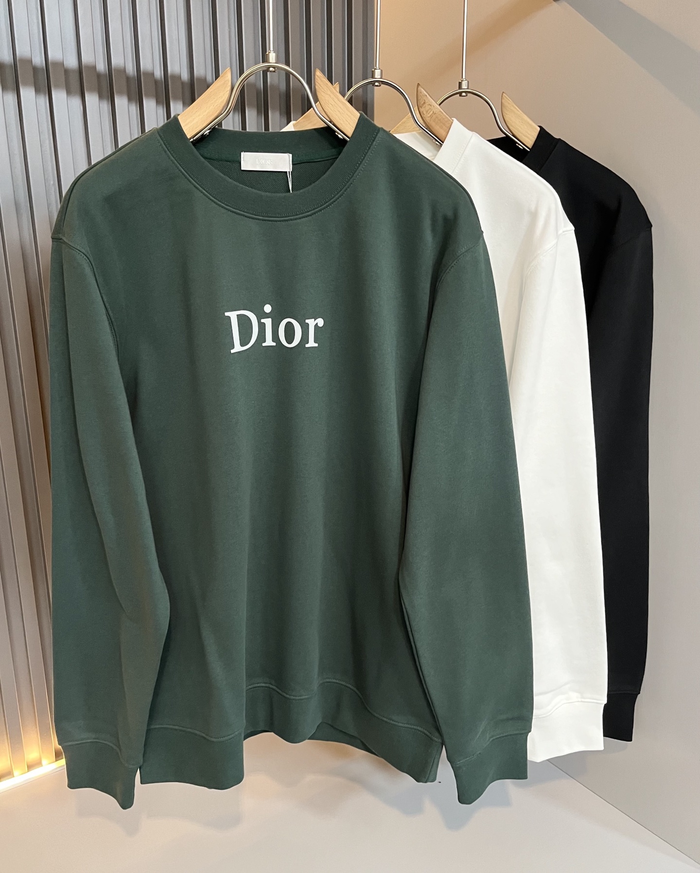 NO:538268,Dio*Dijia 2025 autumn and winter new men and women's same long-sleeved sweatshirt, released simultaneously in the counter!  Customized exclusive cotton fabric sweatshirt, customized original craft threads, and designed with letter logo craftsmanship!  Simple and generous, calm and versatile, extremely high-end, perfectly integrated with fashion and style, a top fashionable style that perfectly suits the outside wear!  The overall feeling is natural!  The ultimate classic versatile sweatshirt, the ultimate heavy industry and the ultimate perfection!  Fans who pursue high quality are please buy them by themselves, and all fans who know the goods are invited to appreciate this model together!  !  Size M-2XL, dior, dior, hoodie, sweatshirts, alexander wang19860909Dio*迪家 2025秋冬新款男女同款长袖卫衣,专柜同步发售！定制专属纯棉面料卫衣,定制原版工艺螺纹,采用字母logo工艺设计！简约大方,从容百搭,档次极高,完美融入时尚还有风情感一款完美符合外穿的顶尖时髦气质款！整体给人浑然天成的感觉！极致经典的百搭型卫衣,极致的重工极致的完美！追求高品质的粉丝们请自行抢购,诚邀所有识货的粉丝一同鉴赏此款！！尺码M-2XL,,dior,dior,hoodie,sweatshirts,alexander wang,Men's clothing