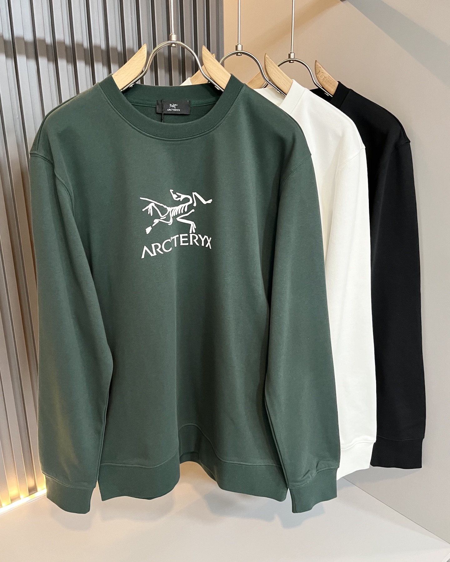 NO:566863,ARCTER *  In addition to its considerable attainments in style design, the most obvious or most proficient thing is that it has deeper and unique insights and attainments in fabrics. Through continuous structural research and problem solving, it is characterized by unique research on fabrics. These alone are enough to support it to become one of the leading new logo brand images in the clothing manufacturing industry. This model is made of pure cotton!  The fabric is carefully blended with pure cotton, and feels smooth and soft, with both natural beauty and comfort. The large-body cut is simple and clean, and the fabric shows a different hazy structural beauty. It is exclusively customized through mold opening. The fabric tests the skills of the workers and can be smooth, compliant and wrinkle-free!  Front and rear logo pattern laminated design!  It really tests the handicrafts of each master!  It makes the whole thing clean and tidy, without leaving a trace of thread. Nowadays, men who are pursuing life are also more refined in their lives!  Size M-2XL,arc'teryx,hoodie,sweatshirts,alexander wang19860909ARCTER*X始*祖鸟 秋冬新款男女同款休闲卫衣,户外品牌可能大家第一想到的就是加拿大鹅、始祖鸟.给人一种标签试的感觉！除了在款式设计上颇有造诣之外,最明显或者说最为拿手的,应该就是在面料上的拥有更深独特见解跟造诣了.通过不断地结构研究和问题处理,在以面料独特研究为特征,仅凭这些就已经足以支撑其成为服装制造行业中,首屈可数的新标志品牌形象.此款采用纯棉材质！通过精工混纺纯棉之后的面料,手感细滑柔软,同时兼具自然美感跟舒适度.大身上版型裁剪简洁干净,面料上显现出了不一样朦胧的结构性美感来.独家开模定制而成,面料及其考验工人的技术,能做到平整服帖又不起皱！前后logo图案压胶设计！真的是很考验每位师傅的手工制作！使得整体干净利索,不留一丝线头.现在对于生活有所追求的男性也在生活中更为精致！尺码M-2XL,arc'teryx,hoodie,sweatshirts,alexander wang,Men's clothing