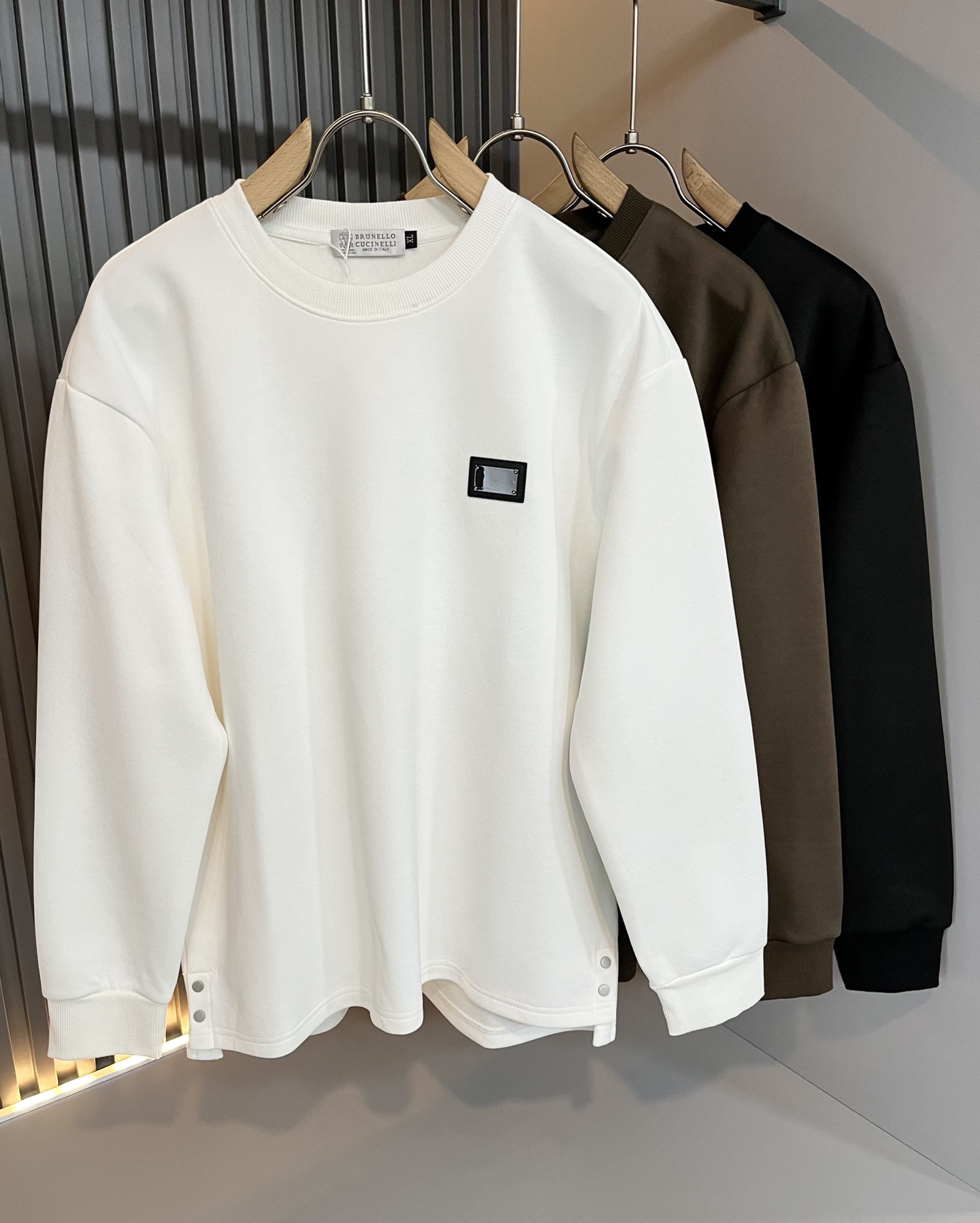 NO:570916,BC-Brunello Cucineli's new fall and winter men's sweatshirt, a fashionable and versatile item that many celebrities love to wear!  Friends who like classic simplicity must not miss this one!  The calm and elegant brand style has always been favored by the upper class! It is also the best choice for fashion items!  The upper body is so handsome, highly recommended!  !  !  The biggest attraction of this short-sleeved shirt is not only its own brand added value, but also the fact that this short-sleeved shirt is very cost-effective in terms of color matching and material!  Customized original exclusive fabric material design!  Eco-friendly washing, customized fabrics, and pre-shrinking treatment ensure a crisp fit. The combed cotton fabric feels super soft and smooth and absorbs sweat!  It does not deform after washing, feels comfortable and smooth, and the upper body is soft and comfortable. The classic fashionable lapel design is simple but not complicated, and it is very attractive!  Size M-4XL,,brunello cucinelli,hoodie,sweatshirts,T-shirt,alexander wang19860909BC-Brunello Cucineli 秋冬新款男士卫衣,众多明星都爱穿的时尚百搭单品！喜欢经典简约的朋友,一定不能错过了这款！沉稳大气的品牌风格一直以来备受上层人士的青睐!也是时尚单品的不二之选！ 上身帅到爆了,强烈推荐！！！这件短袖最大的吸引力除了他本身的品牌附加值,更加肯定的是这款短袖无论在颜色搭配还是材质上都有很高的性价比！ 定制原版专属面料材质设计！环保水洗,定制面料,预缩处理,确保版型的挺括,精梳棉面料手感超柔顺滑又吸汗！洗水不变形,手感舒适顺滑,上身柔和舒适,经典的时尚翻领设计,精简不繁,很是耐看！码数M-4XL,,brunello cucinelli,hoodie,sweatshirts,T-shirt,alexander wang,Men's clothing