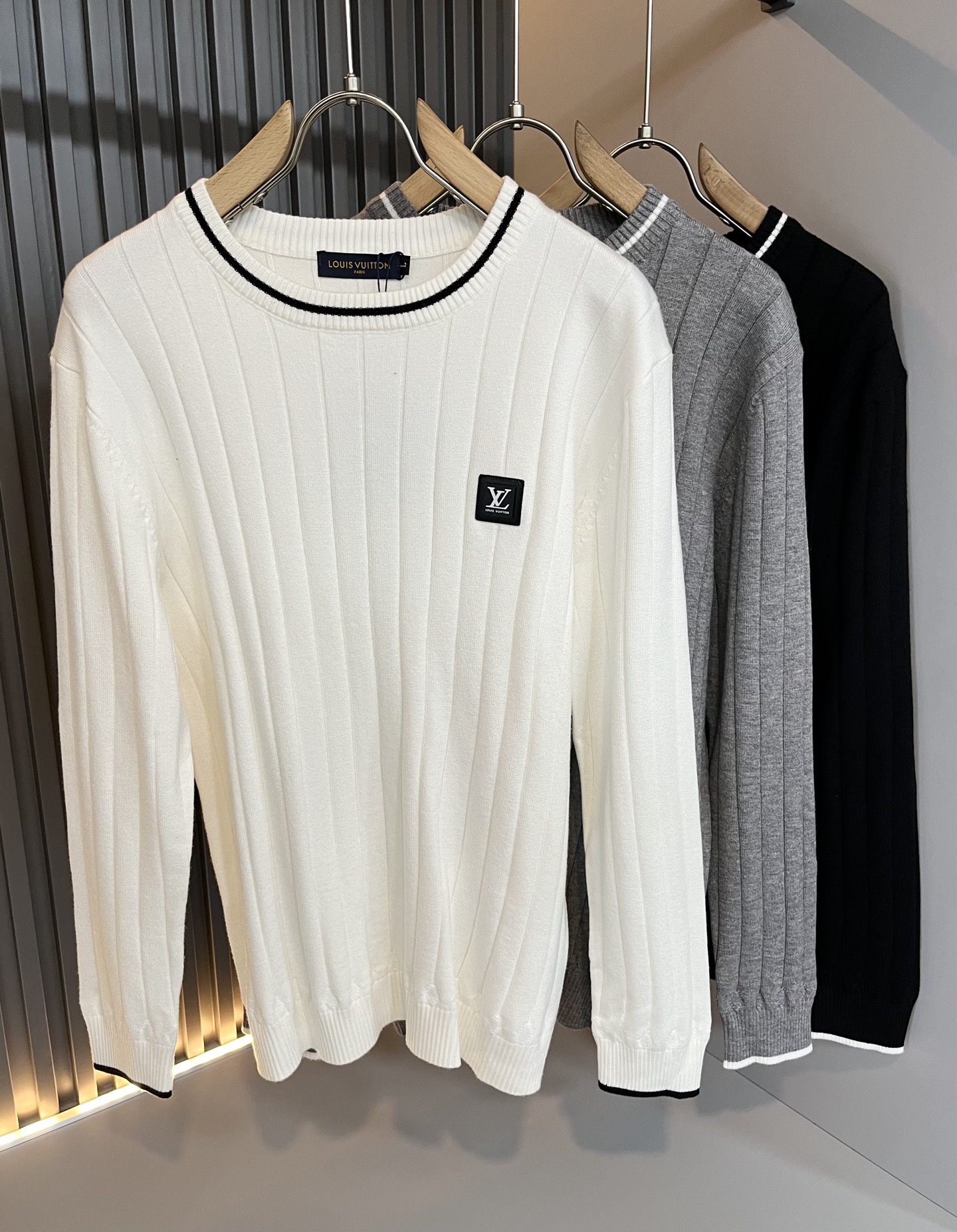 NO:571798,Louis Vuit*on 2025 autumn and winter Louis family light luxury knitted woolen sweater!  The new high-end of the Louis family, the details and quality are always flawless, and the creative designs are endless. Letter logo badge pattern design!  It is something that everyone loves. Made of top-knit blend, it is super soft and tough, and has excellent breathability. It comes from world-class trade-level OEM channels, and the quantity is extremely rare and sold out. The three-dimensional logo presents an unusual texture, clean and neat. This is the Louis family's specialty and the latest technology of this season. The level of detail has reached the top, and the slim-fitting three-dimensional tailoring design is a must. It is a fusion of luxury and fashion!  Size M-4XL,,louis vuitton,louis vuitton,alexander wang19860909Louis Vuit*on 2025秋冬路易家族轻奢针织羊毛衫！路易家族的新高端,细节品质永远的那么完美无瑕,创意设计层出不穷.字母logo徽章图案设计！实属人见人爱的东西.顶针织混纺打造,超级柔软且具有韧性,透气感也是绝佳.来自世界级贸易级别的代工厂渠道,数量极其稀少售完无补.立体Logo呈现不一般的质感,干净俐落.这是路易家族的看家绝活也是本季度的最新工艺.细致化程度已经达到顶端了,修身立体剪裁的版型设计堪称一绝.属于奢华与时尚的融合！尺码M-4XL,,louis vuitton,louis vuitton,alexander wang,Men's clothing