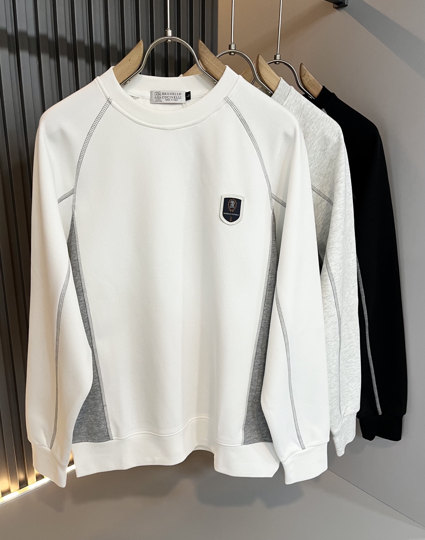 NO:540263,BC-Brunello Cucineli New autumn and winter men's sweatshirt, a fashionable and versatile item that many celebrities love to wear!  Friends who like classic and simple must not miss this one!  The calm and atmospheric brand style has always been favored by the upper class! It is also the best choice for fashionable items!  The upper body is so handsome, highly recommended!  !  !  In addition to its brand added value, the biggest attraction of this short sleeve is that this short sleeve has a high cost-effectiveness in terms of color and material!  Customized original exclusive fabric material design!  Environmentally friendly washing, customized fabrics, pre-shrinkage treatment to ensure a crisp style. The combed cotton fabric feels super soft and smooth and sweat-absorbing!  The wash water does not deform, the feel is comfortable and smooth, the upper body is soft and comfortable, the classic fashionable lapel design is simple and not complicated, and it is very pleasing to the eye!  Code number M-4XL, brunello cucinelli, hoodie, sweatshirts, T-shirt, alexander wang19860909BC-Brunello Cucineli 秋冬新款男士卫衣,众多明星都爱穿的时尚百搭单品！喜欢经典简约的朋友,一定不能错过了这款！沉稳大气的品牌风格一直以来备受上层人士的青睐!也是时尚单品的不二之选！ 上身帅到爆了,强烈推荐！！！这件短袖最大的吸引力除了他本身的品牌附加值,更加肯定的是这款短袖无论在颜色搭配还是材质上都有很高的性价比！ 定制原版专属面料材质设计！环保水洗,定制面料,预缩处理,确保版型的挺括,精梳棉面料手感超柔顺滑又吸汗！洗水不变形,手感舒适顺滑,上身柔和舒适,经典的时尚翻领设计,精简不繁,很是耐看！码数M-4XL,,brunello cucinelli,hoodie,sweatshirts,T-shirt,alexander wang,Men's clothing