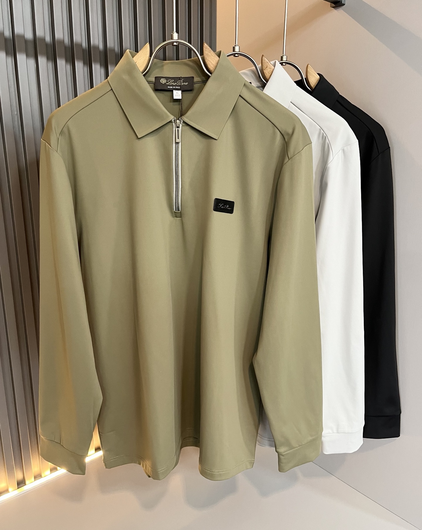 NO:540258,Loro Piana Nouyou Pianya autumn and winter men's lapel long-sleeved Polo shirt, the latest trade order, full quality!  !  Internet celebrity style!  The upper body is comfortable and breathable, not stiff, and the overall body has a rich three-dimensional feeling, quality export orders, and leather logo pattern design on the chest!  Customized exclusive elastic spandex fabric tailoring to meet the simple needs of commuters for dressing. The upper body is very effective, it looks slim and does not picky about the figure. The fabric workmanship is impeccable. Only good craftsmanship and good fabrics can make you feel good. It is a must-have item for everyone!  Size M-4xL, loro piana, alexander wang19860909Loro Piana诺悠翩雅 秋冬男士翻领长袖Polo衫,最新的贸易订单,全品相！！网红款！上身舒适透气,不僵硬,整体有着丰富的立体感,品质出口订单,胸前皮革logo图案设计！定制专属弹力氨纶面料剪裁,满足通勤人们对于着装的简约需求,上身效果很好,显瘦,不挑剔身材.面料做工....无可挑剔,好工艺好面料才能穿出好品味一款,人手必备单品！尺码M-4xL,,loro piana,alexander wang,Men's clothing