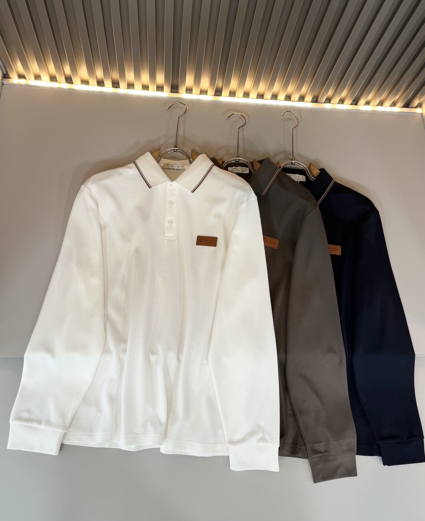 NO:566848,BC-Brunello Cucineli's new fall men's long-sleeved Polo shirt, a fashionable and versatile item that many celebrities love to wear!  The leather with the LOGO on the chest is super nice. Friends who like classic simplicity must not miss this one!  The calm and elegant brand style has always been favored by the upper class! It is also the best choice for fashion items!  The upper body is so handsome, highly recommended!  !  !  The biggest attraction of this short-sleeved shirt is not only its own brand added value, but also the fact that this short-sleeved shirt is very cost-effective in terms of color matching and material!  Customized original exclusive mesh cotton material design!  Eco-friendly washing, customized fabrics, and pre-shrinking treatment ensure a crisp fit. The combed cotton fabric feels super soft and smooth and absorbs sweat!  It does not deform after washing, feels comfortable and smooth, and the upper body is soft and comfortable. The classic fashionable lapel design is simple but not complicated, and it is very attractive!  Size M-4XL,, brunello cucinelli, T-shirt, alexander wang19860909BC-Brunello Cucineli 秋季新款男士长袖Polo衫,众多明星都爱穿的时尚百搭单品！胸前LOGO皮革超级好看,喜欢经典简约的朋友,一定不能错过了这款！沉稳大气的品牌风格一直以来备受上层人士的青睐!也是时尚单品的不二之选！ 上身帅到爆了,强烈推荐！！！这件短袖最大的吸引力除了他本身的品牌附加值,更加肯定的是这款短袖无论在颜色搭配还是材质上都有很高的性价比！ 定制原版专属网眼棉材质设计！环保水洗,定制面料,预缩处理,确保版型的挺括,精梳棉面料手感超柔顺滑又吸汗！洗水不变形,手感舒适顺滑,上身柔和舒适,经典的时尚翻领设计,精简不繁,很是耐看！码数M-4XL,,brunello cucinelli,T-shirt,alexander wang,Men's clothing