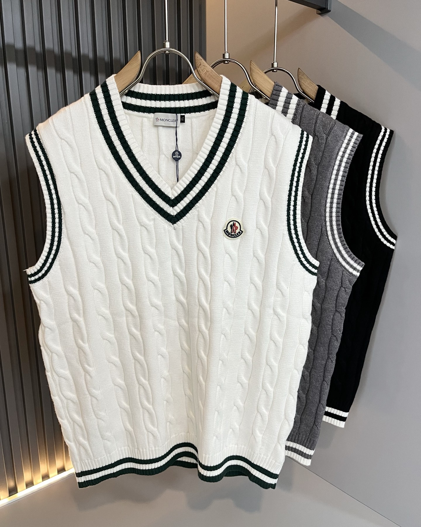 NO:540274,Moncl*r Meng*kou The latest trade order knitted vest for couples in autumn and winter, full quality!  !  Internet celebrity style!  The craftsmanship is made of knitted wool crochet, and the simple Mon logo logo badge design!  It is not stiff, the overall feel is rich in three-dimensionality, quality export orders, customized exclusive knitted wool fabrics to meet the simple needs of commuters for dressing. The upper body effect is very good, it looks slim and does not picky about the figure. The fabric workmanship is impeccable, and only good craftsmanship can make you feel good taste. It is a must-have item for everyone!  Size M-4XL, alexander wang19860909Moncl*r蒙*口 秋冬男女同款情侣款最新的贸易订单针织马甲,全品相！！网红款！工艺采用针织羊毛钩织,简单Mon标识logo徽章设计！不僵硬,整体有着丰富的立体感,品质出口订单,定制专属针织羊毛面料,满足通勤人们对于着装的简约需求,上身效果很好,显瘦,不挑剔身材.面料做工....无可挑剔,好工艺好面料才能穿出好品味一款,人手必备单品！尺码M-4XL,,alexander wang,Men's clothing