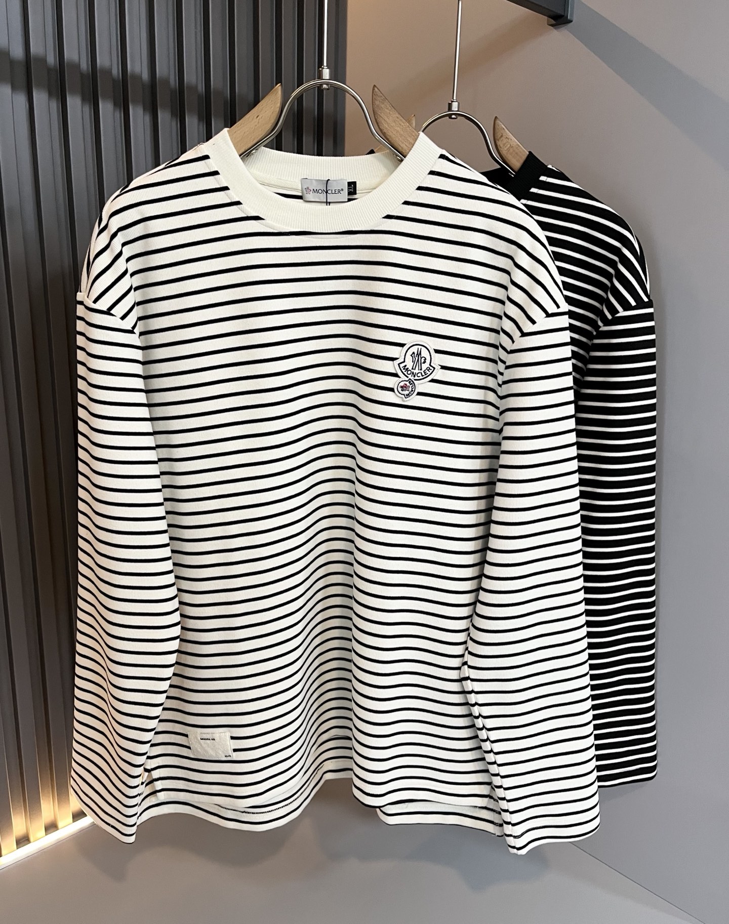 NO:538271,Moncler Mengjia 2025 autumn and winter new trade order long-sleeved base shirt, full quality!  !  Internet celebrity style!  The craftsmanship adopts the chest logo badge design!  The upper body is comfortable and breathable, not stiff, and the overall three-dimensional feeling is rich. Quality export orders, customized exclusive long-length cotton fabric tailoring to meet the simple needs of commuters for dressing. The upper body is very effective, it looks slim and not picky about the figure. The fabric workmanship... Improper, good craftsmanship can make you look good and tasteful, a must-have item for everyone!  Size M-4XL, alexander wang19860909Moncler蒙家 2025秋冬新款贸易订单长袖打底衫,全品相！！网红款！工艺采用胸前logo徽章设计！上身舒适透气,不僵硬,整体有着丰富的立体感,品质出口订单,定制专属长绒棉面料剪裁,满足通勤人们对于着装的简约需求,上身效果很好,显瘦,不挑剔身材.面料做工....无可挑剔,好工艺好面料才能穿出好品味一款,人手必备单品！尺码M-4XL,,alexander wang,Men's clothing