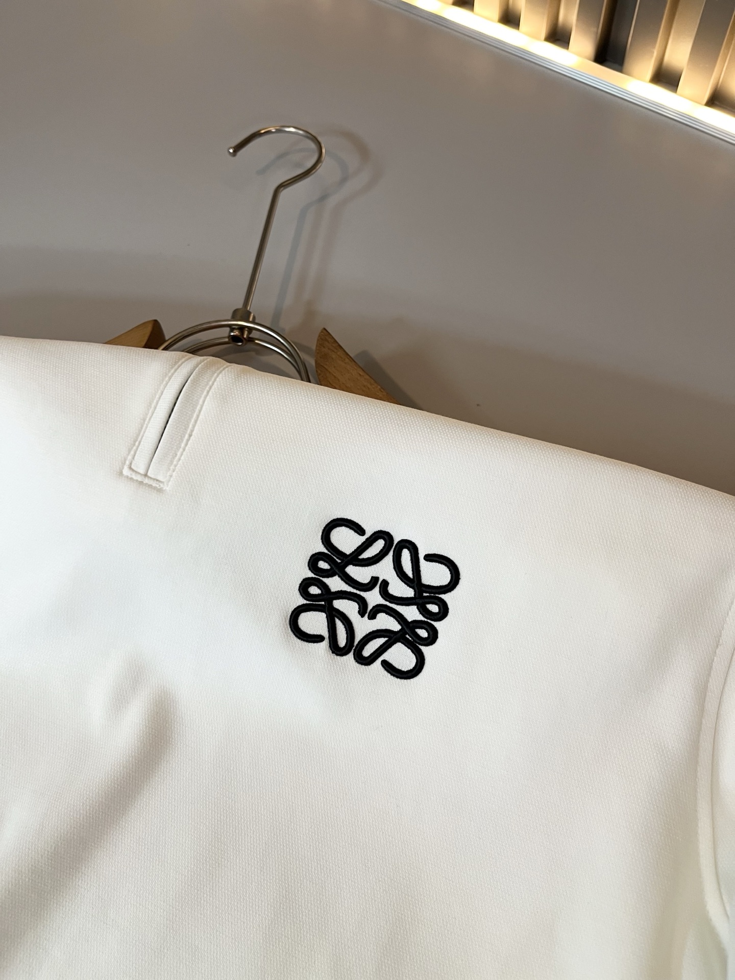 LOE*WE罗*威 2025秋冬男士打底衫，意大利原厂订单渠道，极具个性高级风，标志logo图案刺绣工艺