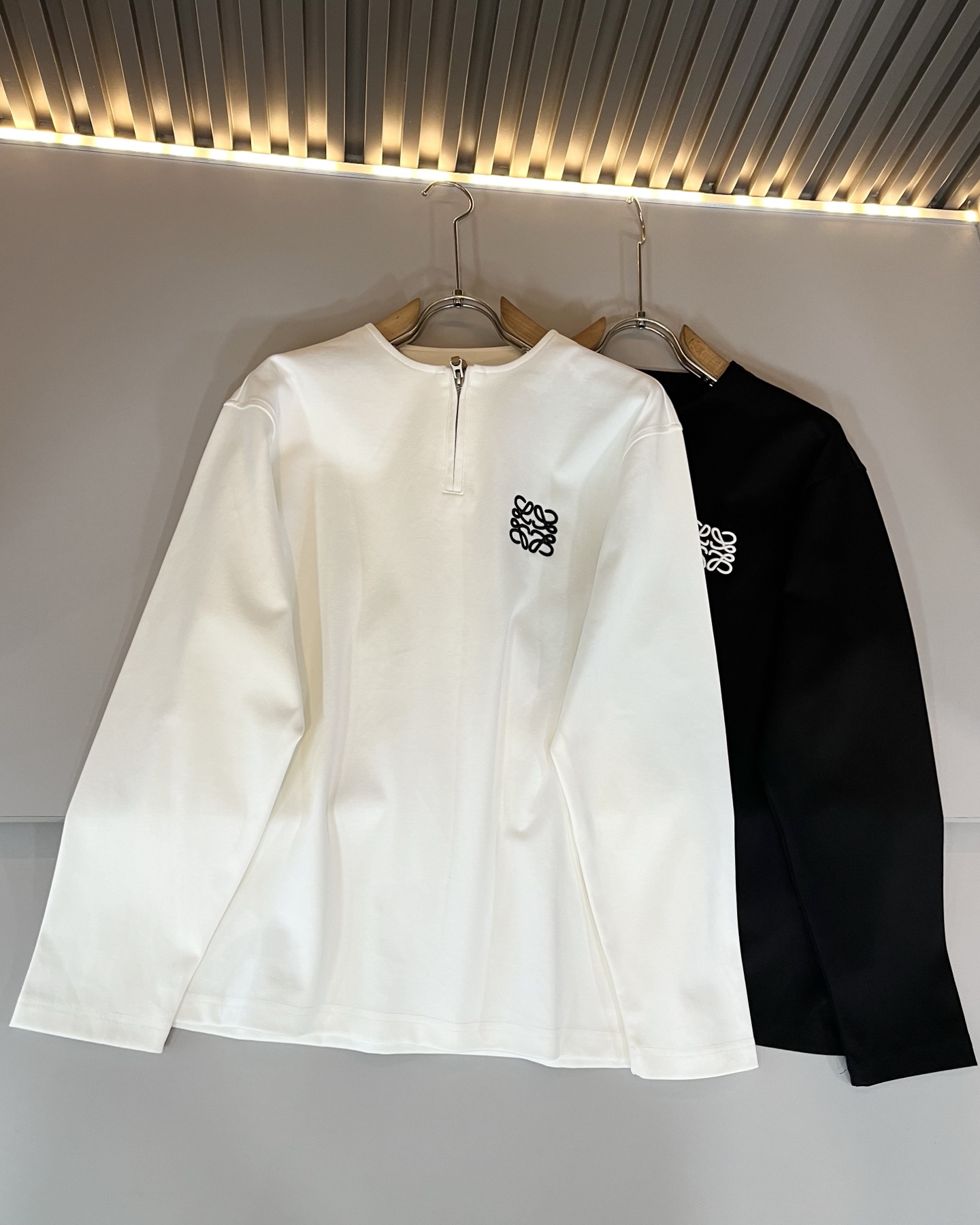 LOE*WE罗*威 2025秋冬男士打底衫，意大利原厂订单渠道，极具个性高级风，标志logo图案刺绣工艺