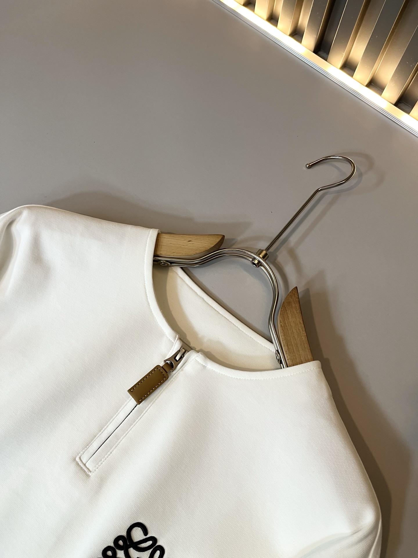 LOE*WE罗*威 2025秋冬男士打底衫，意大利原厂订单渠道，极具个性高级风，标志logo图案刺绣工艺