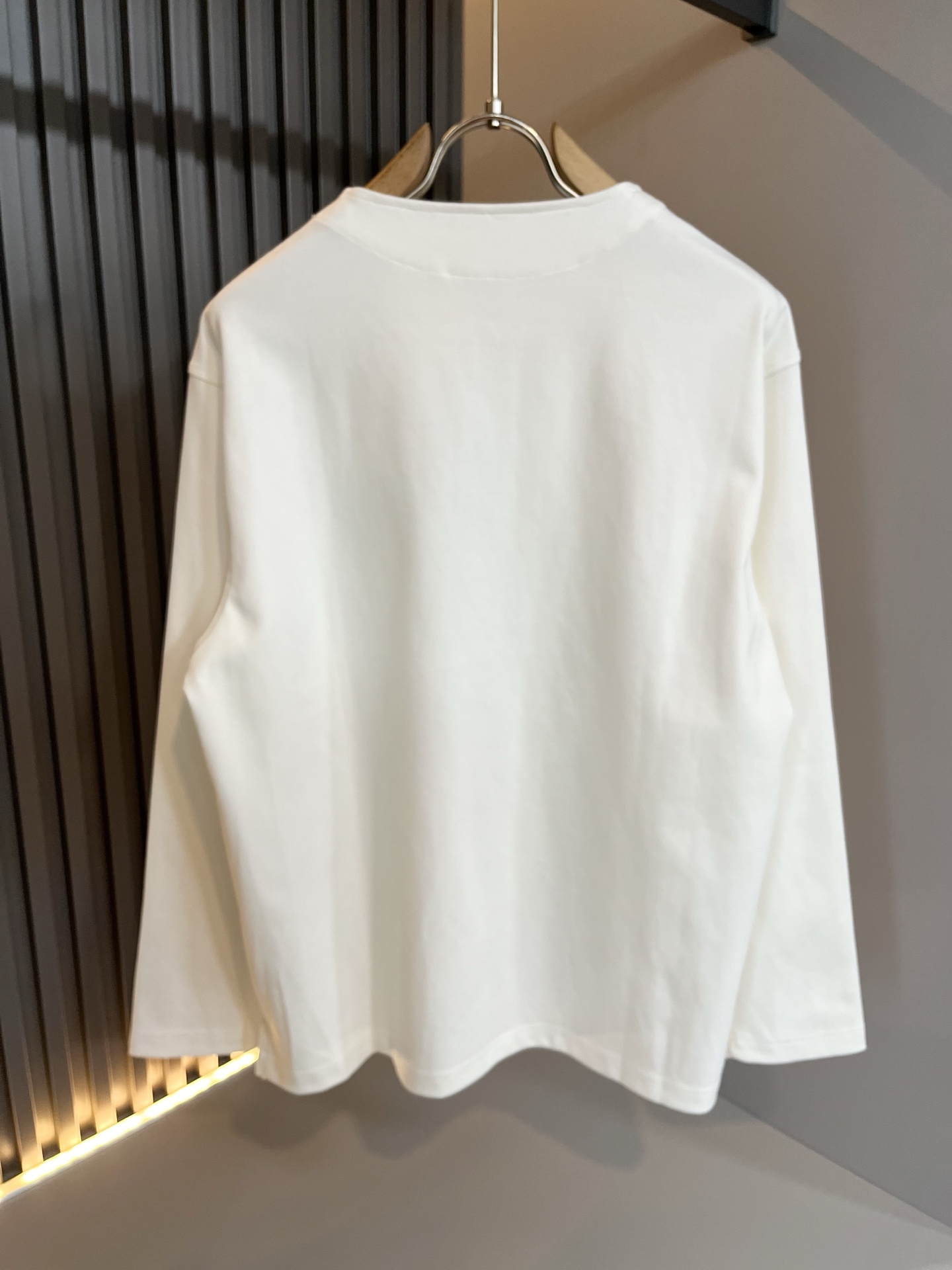 LOE*WE罗*威 2025秋冬男士打底衫，意大利原厂订单渠道，极具个性高级风，标志logo图案刺绣工艺