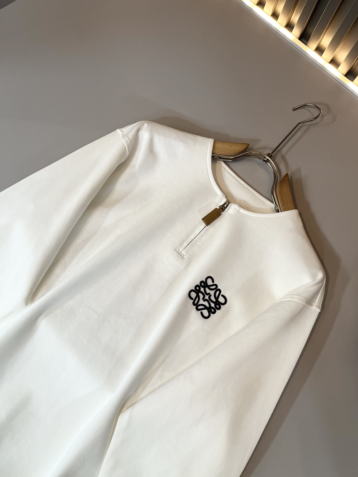 LOE*WE罗*威 2025秋冬男士打底衫，意大利原厂订单渠道，极具个性高级风，标志logo图案刺绣工艺