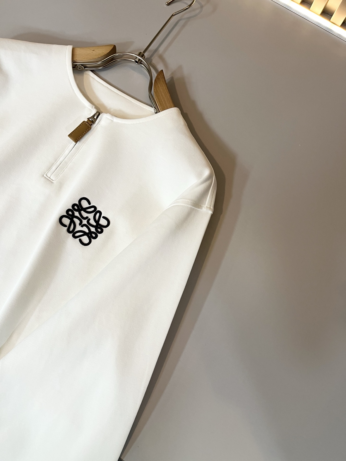 LOE*WE罗*威 2025秋冬男士打底衫，意大利原厂订单渠道，极具个性高级风，标志logo图案刺绣工艺