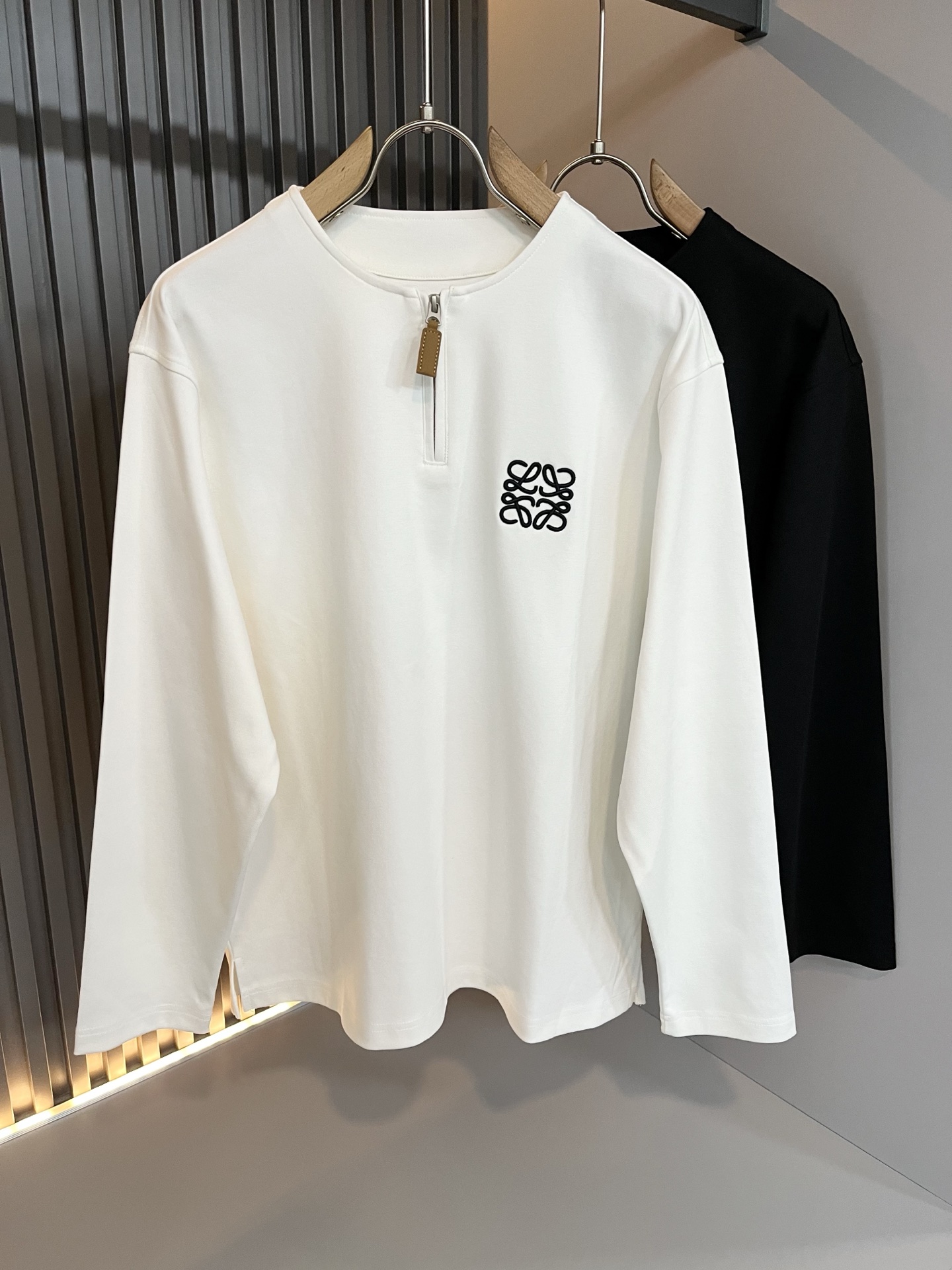 LOE*WE罗*威 2025秋冬男士打底衫，意大利原厂订单渠道，极具个性高级风，标志logo图案刺绣工艺