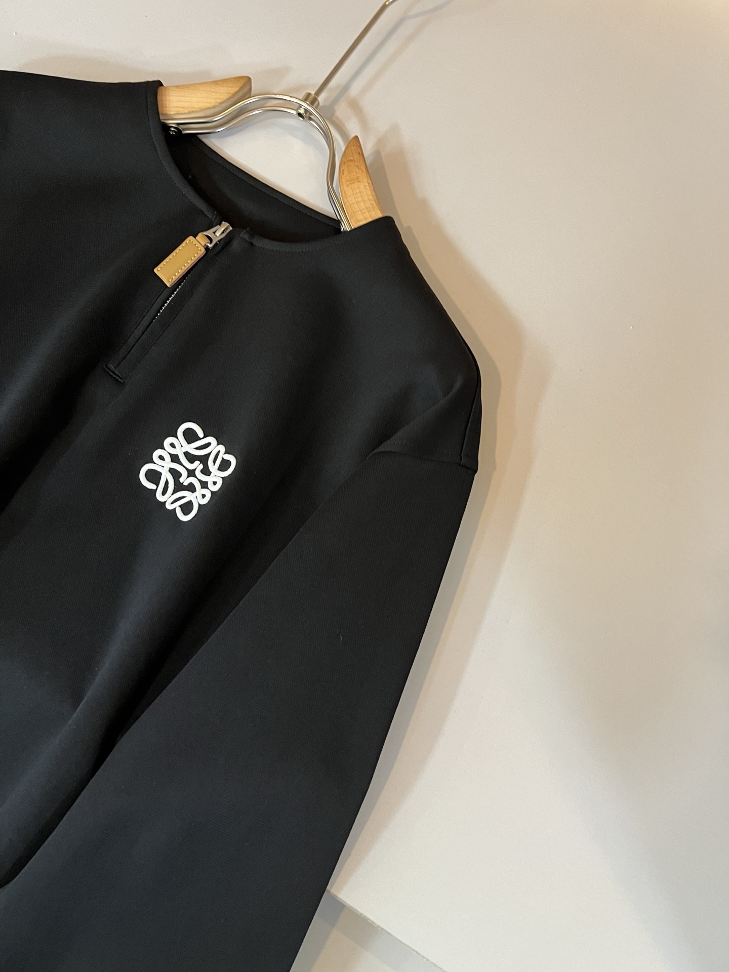 LOE*WE罗*威 2025秋冬男士打底衫，意大利原厂订单渠道，极具个性高级风，标志logo图案刺绣工艺