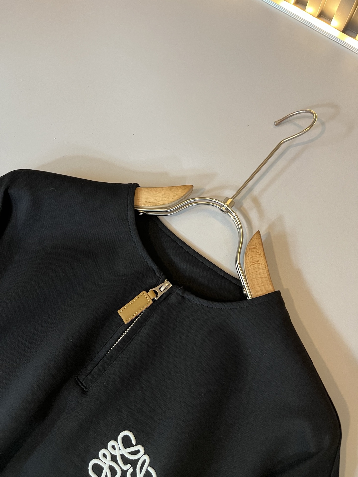 LOE*WE罗*威 2025秋冬男士打底衫，意大利原厂订单渠道，极具个性高级风，标志logo图案刺绣工艺