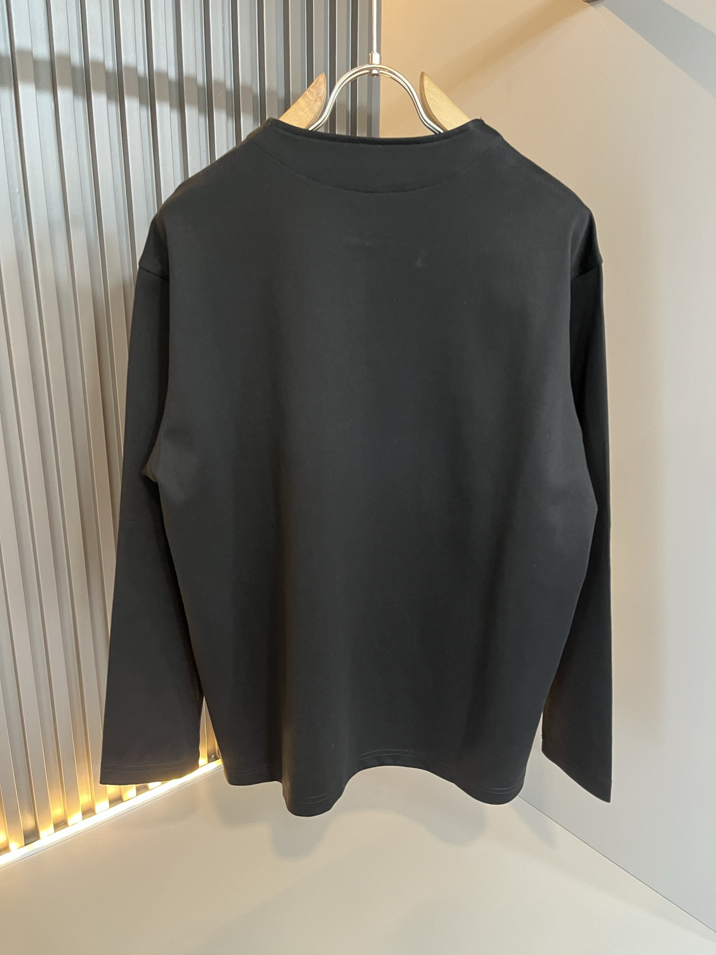 LOE*WE罗*威 2025秋冬男士打底衫，意大利原厂订单渠道，极具个性高级风，标志logo图案刺绣工艺