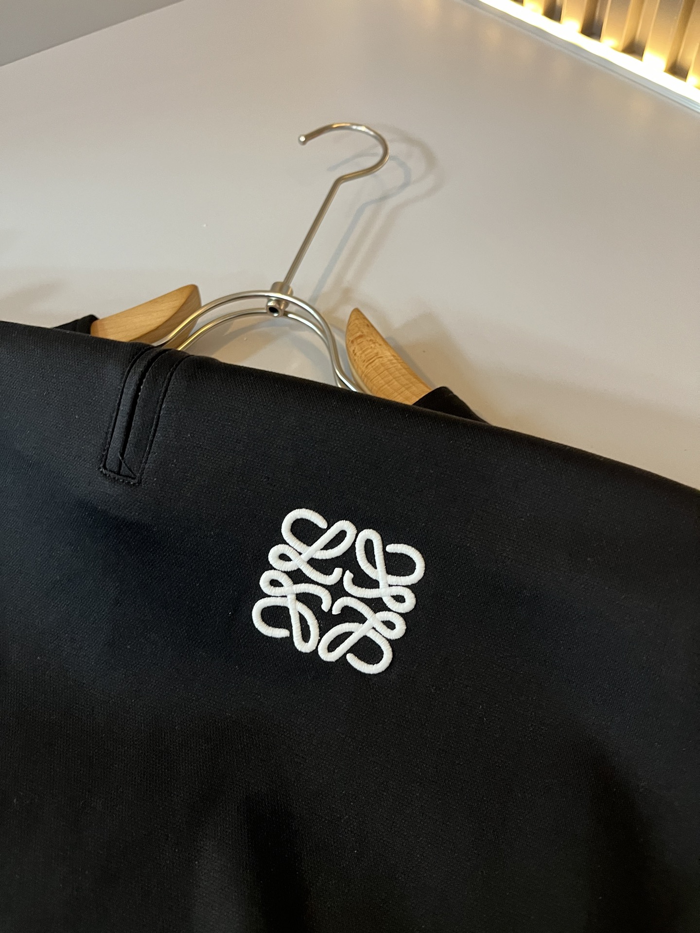 LOE*WE罗*威 2025秋冬男士打底衫，意大利原厂订单渠道，极具个性高级风，标志logo图案刺绣工艺