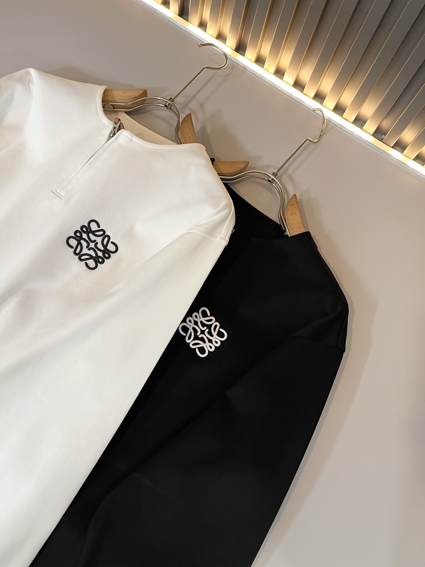 LOE*WE罗*威 2025秋冬男士打底衫，意大利原厂订单渠道，极具个性高级风，标志logo图案刺绣工艺