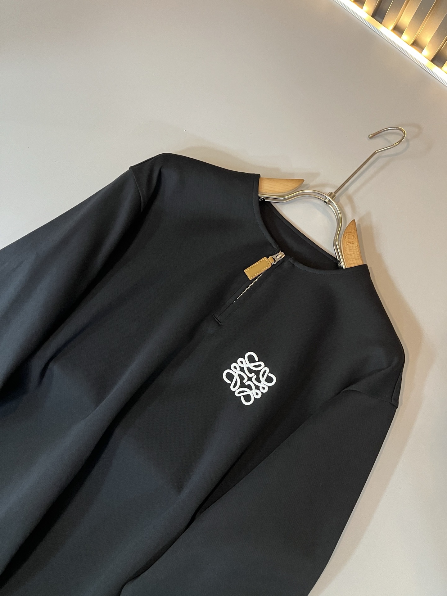 LOE*WE罗*威 2025秋冬男士打底衫，意大利原厂订单渠道，极具个性高级风，标志logo图案刺绣工艺