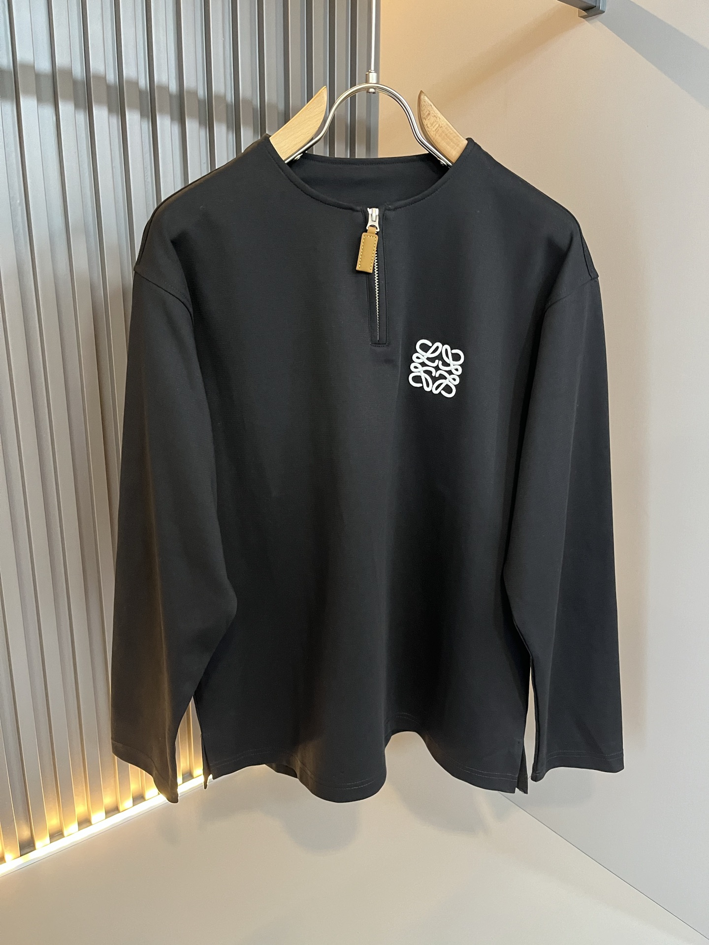 LOE*WE罗*威 2025秋冬男士打底衫，意大利原厂订单渠道，极具个性高级风，标志logo图案刺绣工艺