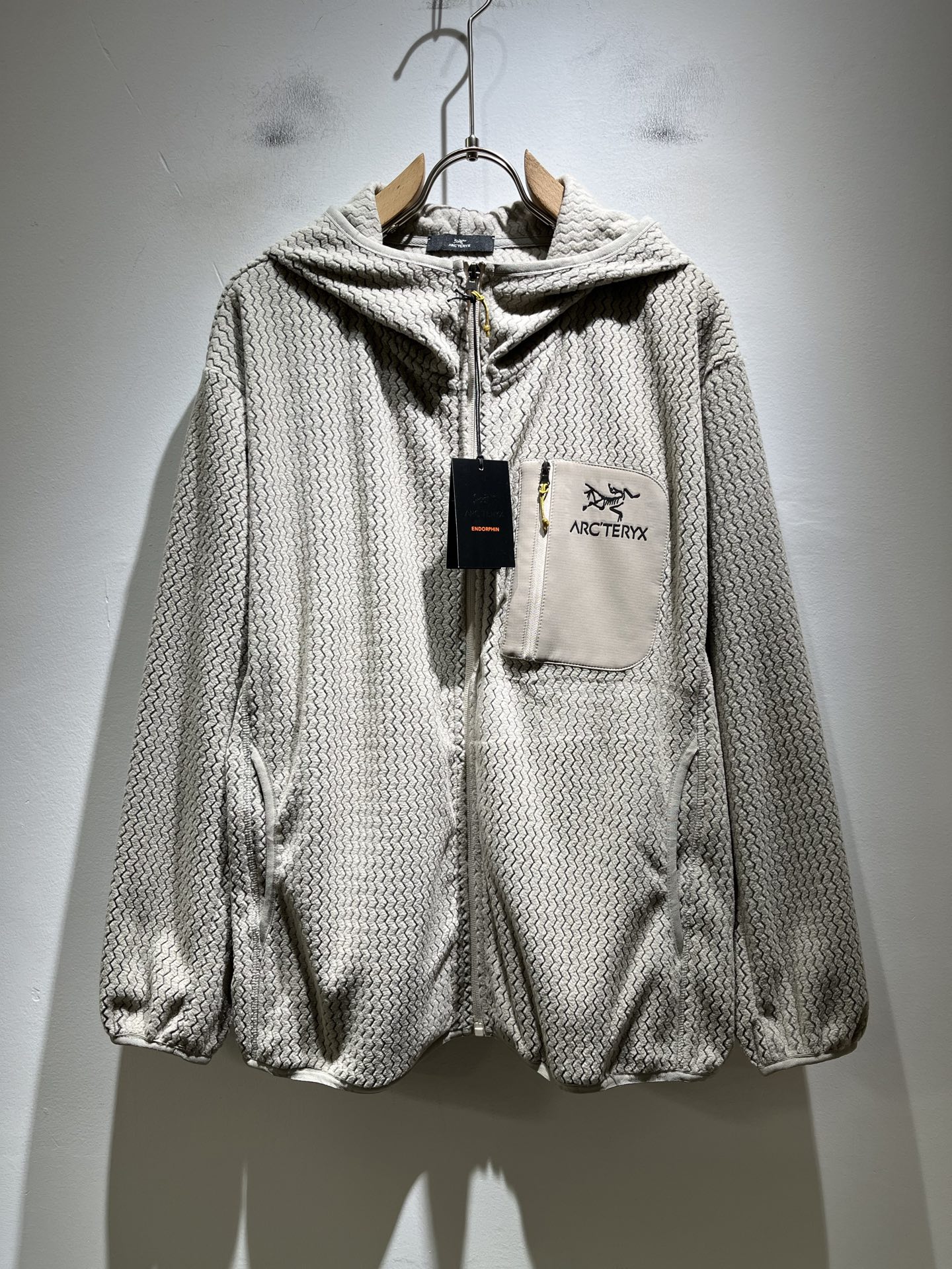 NO:531921,ARCTER*X Original Archaeological Bird, a new men's and women's same jacket for autumn and winter, the first thing that everyone thinks of outdoor brands is the Canadian goose and Archaeological Bird. It gives people a feeling of trying out the label!  In addition to being quite accomplished in style design, the most obvious or most expert should be to have deeper and unique insights and attainments in fabrics. Through continuous structural research and problem-solving, and characterized by unique research on fabrics, these alone are enough to support it to become the first new logo brand image in the clothing manufacturing industry. This model is made of wool cotton fabric!  Through precision, the hand feels smooth and soft, and both has natural beauty and comfort. The large body style is cut cleanly and cleanly, and the fabric shows a different hazy structural beauty. It is made of exclusive mold customization. The fabric and its technology test the workers, can be smooth and smooth without wrinkles!  Chest logo pattern glue-press design!  It really tests the handmade work of every master!  It makes the overall clean and neat, without leaving any thread. Now the neutrality that pursues life is more refined in life!  Size S-XL, arc'teryx,jackets & coats,jackets & coats,alexander wang19860909ARCTER*X始*祖鸟 秋冬新款男女同款夹克外套,户外品牌可能大家第一想到的就是加拿大鹅、始祖鸟.给人一种标签试的感觉！除了在款式设计上颇有造诣之外,最明显或者说最为拿手的,应该就是在面料上的拥有更深独特见解跟造诣了.通过不断地结构研究和问题处理,在以面料独特研究为特征,仅凭这些就已经足以支撑其成为服装制造行业中,首屈可数的新标志品牌形象.此款采用绒棉面料材质！通过精工手感细滑柔软,同时兼具自然美感跟舒适度.大身上版型裁剪简洁干净,面料上显现出了不一样朦胧的结构性美感来.独家开模定制而成,面料及其考验工人的技术,能做到平整服帖又不起皱！胸前logo图案压胶设计！真的是很考验每位师傅的手工制作！使得整体干净利索,不留一丝线头.现在对于生活有所追求的中性也在生活中更为精致！尺码S-XL,arc'teryx,jackets & coats,jackets & coats,alexander wang,Men's clothing