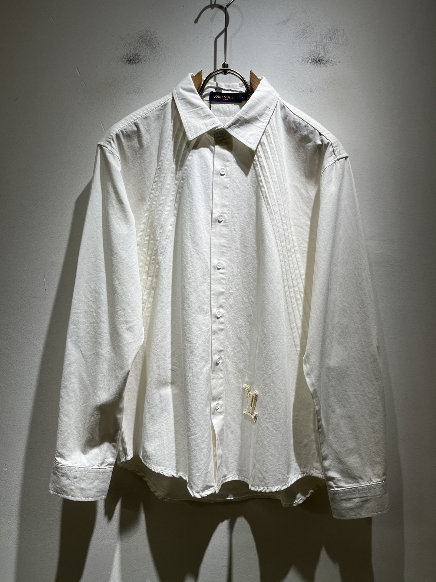 NO:531925,Louis Vuit*on Louis Vuit*on New light luxury men and women's shirts for autumn and winter, the new high-end of the Louis family, the details and quality are always flawless, customized original poplin cotton fabric!  Hem letter logo pattern design!  If you don’t buy a few Louis items this spring, you are not considered a fashion expert. It interprets Louis’ iconic elements, which are really something that everyone loves. It is super soft and tough, and has excellent breathability. It comes from world-class trade-level OEM channels, with extremely rare quantity and no help after selling out. It is clean and neat. This is the special skill of the Louis family and the latest craftsmanship this quarter. The degree of meticulousness has reached the top, and the loose three-dimensional tailoring design is a unique one. It is a fusion of luxury and fashion!  Size M-3XL, louis vuitton,louis vuitton,alexander wang19860909Louis Vuit*on 路易*登 秋冬新款轻奢男女同款衬衣,路易家族的新高端,细节品质永远的那么完美无瑕,定制原版府绸棉面料！下摆字母logo图案设计！今年春季节没有入手几件路易你算不上时尚达人.诠释路易的标志性元素,实属人见人爱的东西.超级柔软且具有韧性,透气感也是绝佳.来自世界级贸易级别的代工厂渠道,数量极其稀少售完无补.干净俐落.这是路易家族的看家绝活也是本季度的最新工艺.细致化程度已经达到顶端了,宽松立体剪裁的版型设计堪称一绝.属于奢华与时尚的融合！尺码M-3XL,,louis vuitton,louis vuitton,alexander wang,Men's clothing