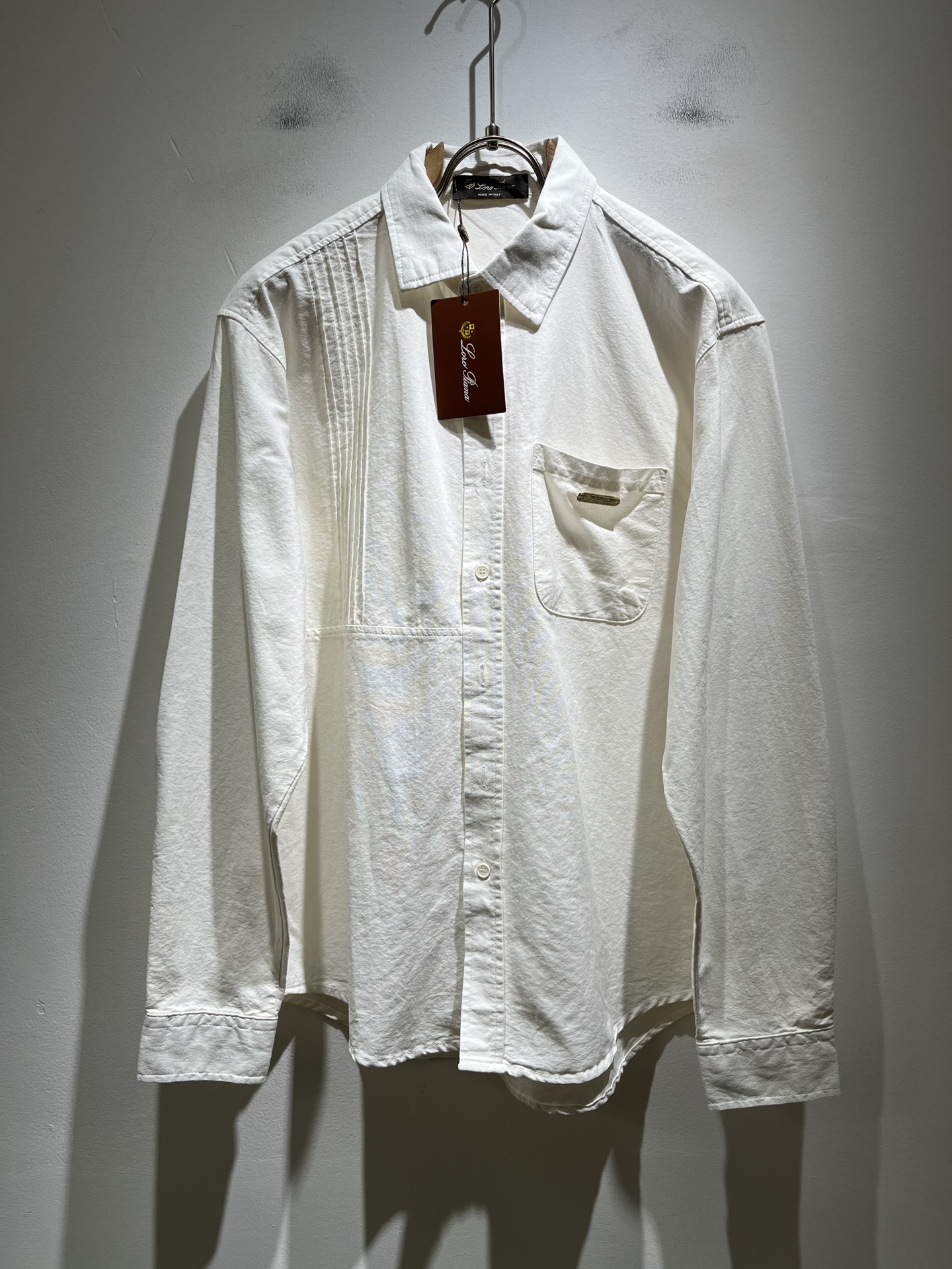 NO:530745,Loro Piana Nuoyou Pianya 2025 Autumn and Winter Men's Lapel Shirt, Full Quality!  !  Designed with logo hardware pattern!  The upper body is comfortable and breathable, not stiff, and the overall three-dimensional feeling is rich, with quality export orders, customized exclusive fabric tailoring to meet the simple needs of commuters for dressing. The upper body is very effective, it looks slim and not picky about the figure. The fabric workmanship... Improper, good craftsmanship can make you look good and tasteful, a must-have item for everyone!  Size M-3XL, loro piana, alexander wang19860909Loro Piana诺悠翩雅 2025秋冬男士最新的贸易订单翻领衬衣,全品相！！采用logo五金图案设计！上身舒适透气,不僵硬,整体有着丰富的立体感,品质出口订单,定制专属面料剪裁,满足通勤人们对于着装的简约需求,上身效果很好,显瘦,不挑剔身材.面料做工....无可挑剔,好工艺好面料才能穿出好品味一款,人手必备单品！尺码M-3XL,,loro piana,alexander wang,Men's clothing