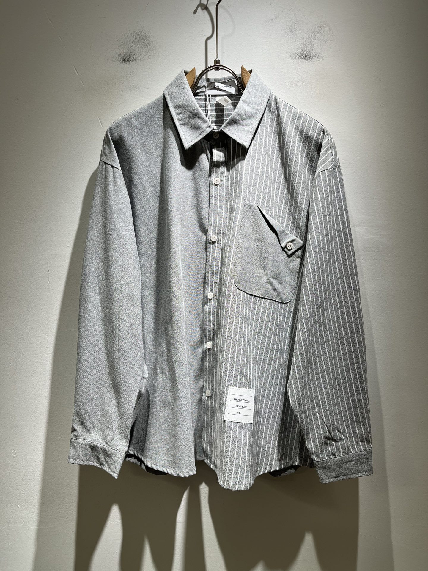 NO:530739,ThomBrow*e Tom*Long 2025 autumn and winter new shirt!  Th*m Br*wne long-sleeved shirt creates a unique style and meticulous detail. The new 'Habbi' cut design style is casual and casual. It lacks the formality but has more casual and casual beauty. High-quality poplin cotton fabric is made of dot knitted, light and flat. It is gentle and soft and delicate texture. It is comfortable and breathable and has no burden when worn close to the body. Hem logo label design!  The logo shows the value of the brand image. Contrast colors and ribbed knitted strips reflect unique temperament. Size M-3XL, shirts, alexander wang19860909ThomBrow*e汤姆*朗2025秋冬新款衬衣！Th*m Br*wne长袖衬衫,造就与众不同的造型气质,细节性无微不至.新式“哈比人”裁剪设计款式休闲随意.少了正式感却多了份随意休闲的美感.优质府绸棉面料,运用点状针织制作而成,轻薄平整.温婉柔软和细腻的质感.贴身穿着舒适透气无负担.下摆logo贴标设计！标识展示品牌形象的价值.撞色搭配罗纹针织彩条饰带体现独特气质.尺码M-3XL,,shirts,alexander wang,Men's clothing