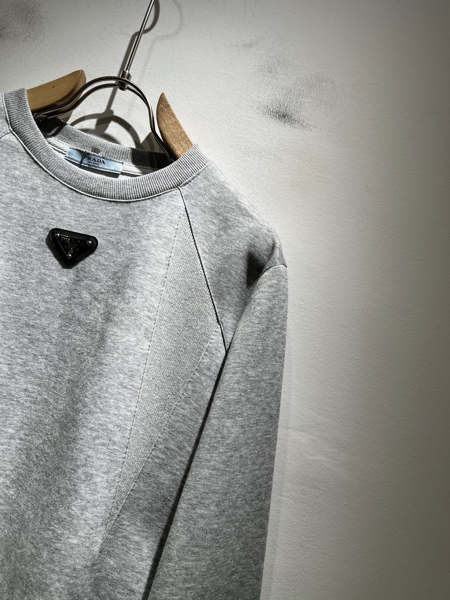 PRAD*A普*达2025秋冬新款男女同款👫长袖卫衣，最新款全网独家首上！！~既经典有时尚百搭，谁不爱啊