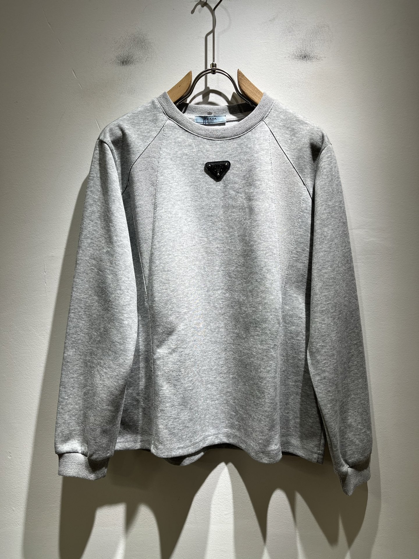 PRAD*A普*达2025秋冬新款男女同款👫长袖卫衣，最新款全网独家首上！！~既经典有时尚百搭，谁不爱啊