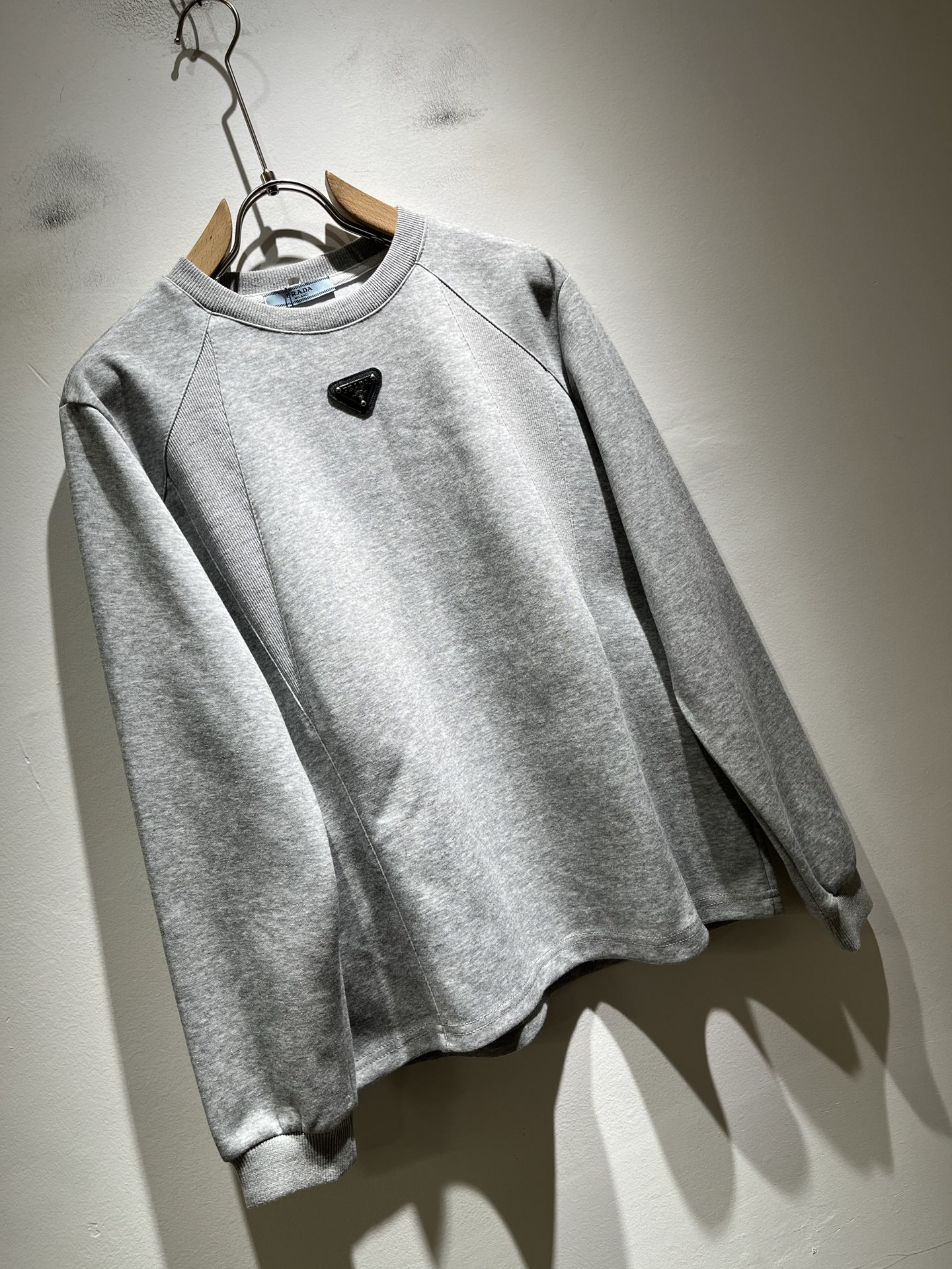 PRAD*A普*达2025秋冬新款男女同款👫长袖卫衣，最新款全网独家首上！！~既经典有时尚百搭，谁不爱啊