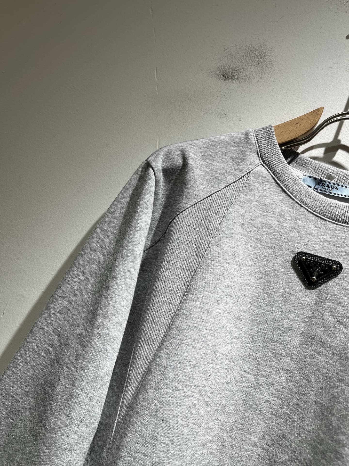 PRAD*A普*达2025秋冬新款男女同款👫长袖卫衣，最新款全网独家首上！！~既经典有时尚百搭，谁不爱啊