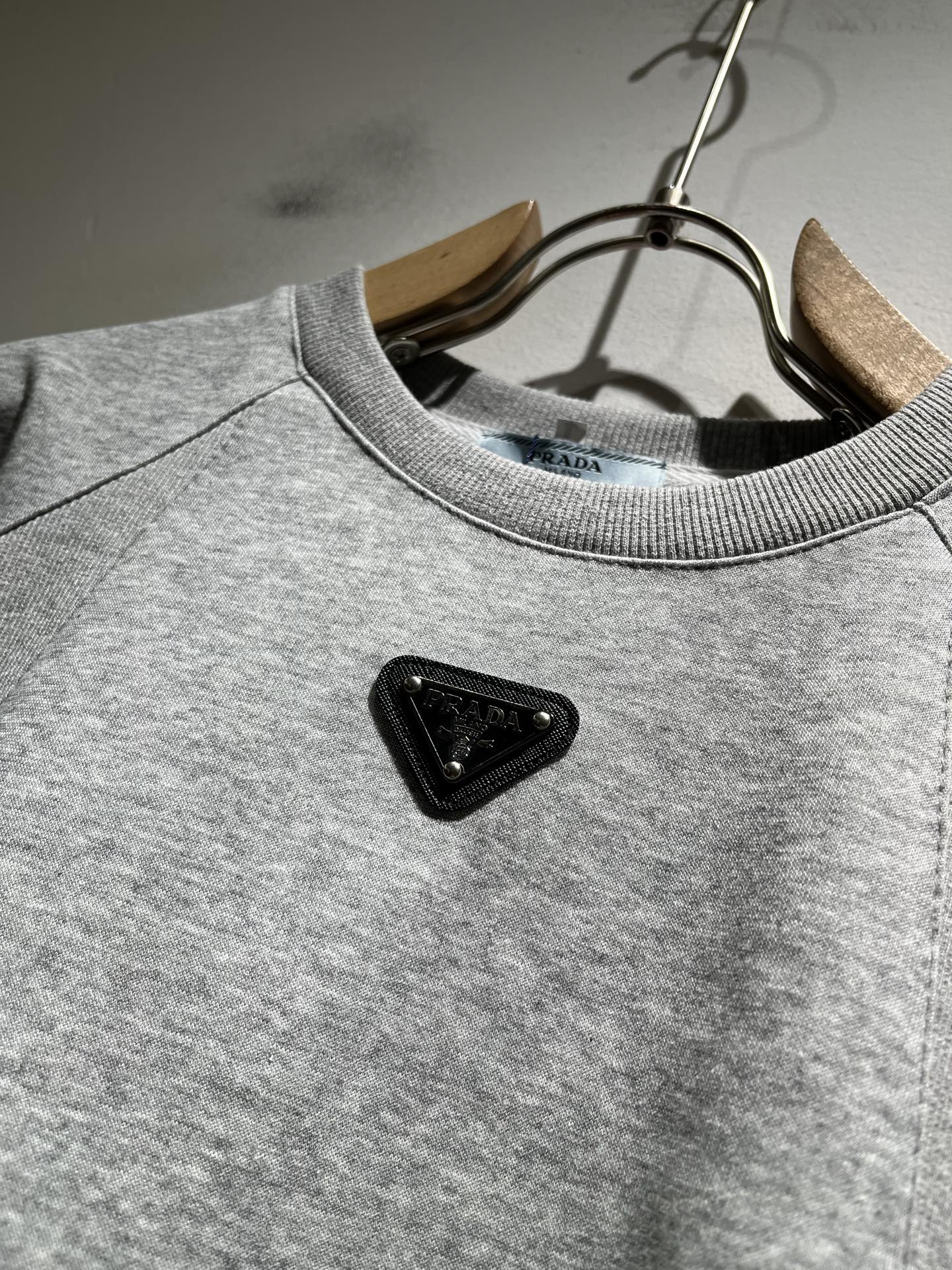 PRAD*A普*达2025秋冬新款男女同款👫长袖卫衣，最新款全网独家首上！！~既经典有时尚百搭，谁不爱啊