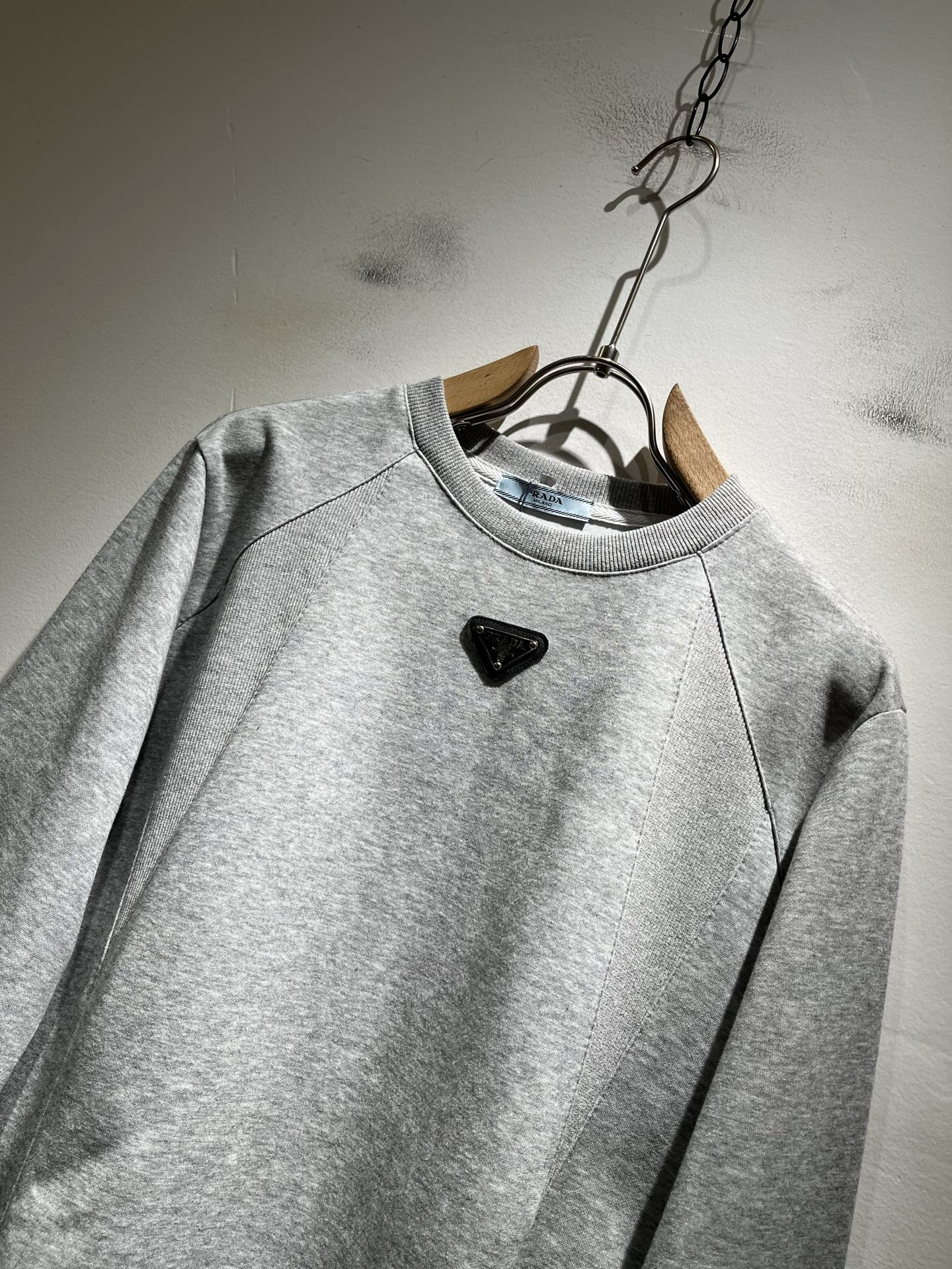 PRAD*A普*达2025秋冬新款男女同款👫长袖卫衣，最新款全网独家首上！！~既经典有时尚百搭，谁不爱啊