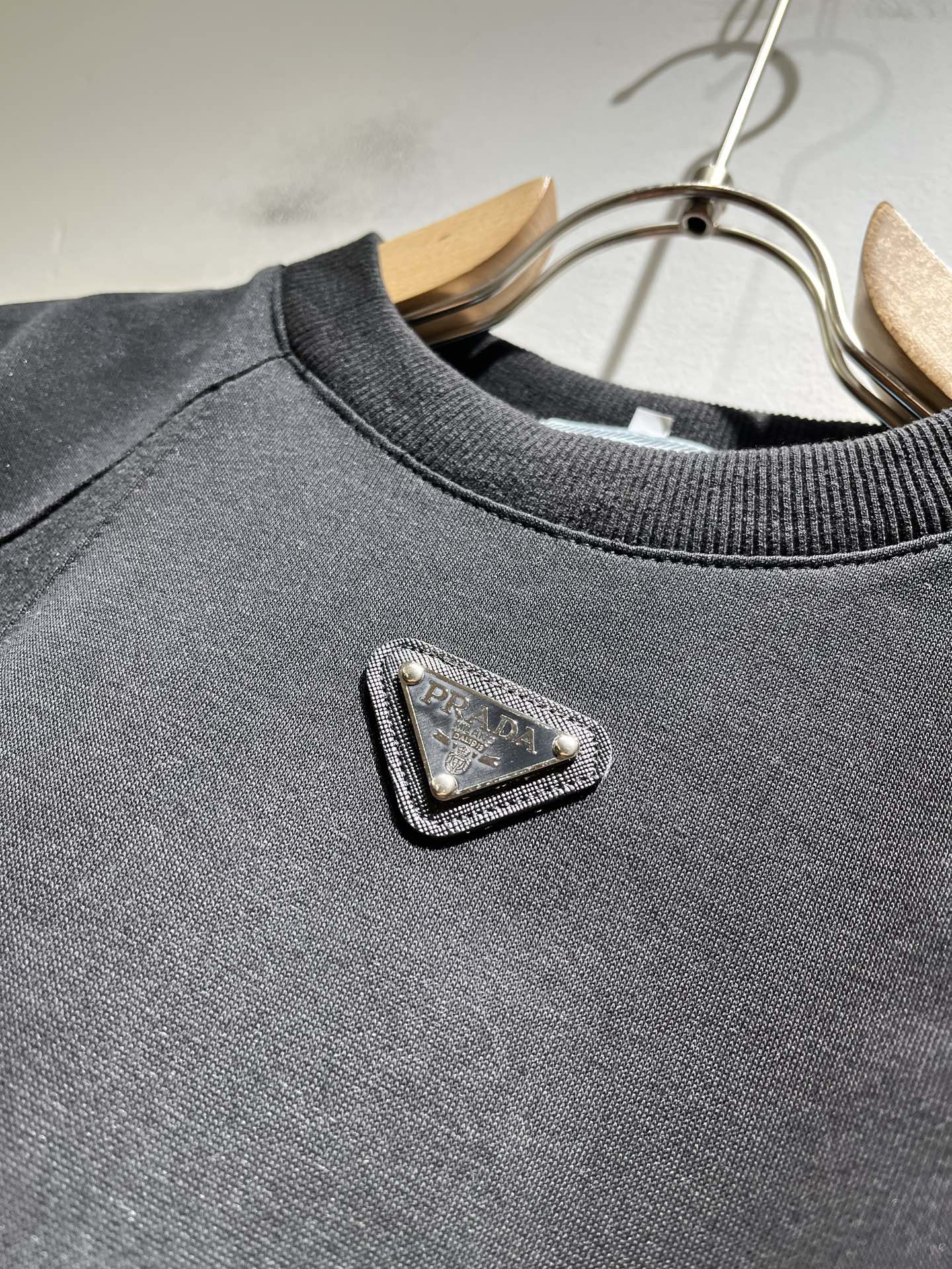 PRAD*A普*达2025秋冬新款男女同款👫长袖卫衣，最新款全网独家首上！！~既经典有时尚百搭，谁不爱啊