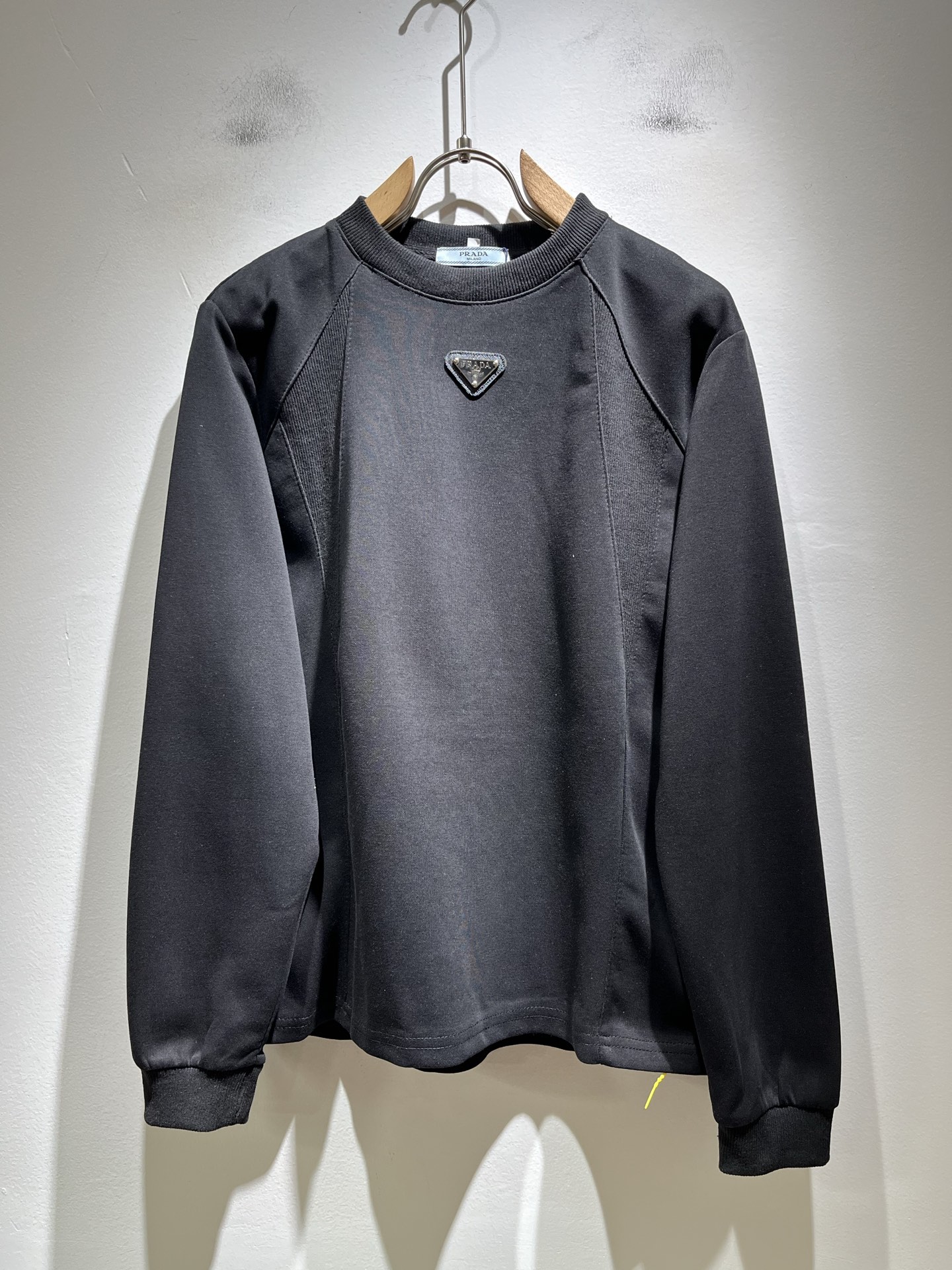 PRAD*A普*达2025秋冬新款男女同款👫长袖卫衣，最新款全网独家首上！！~既经典有时尚百搭，谁不爱啊