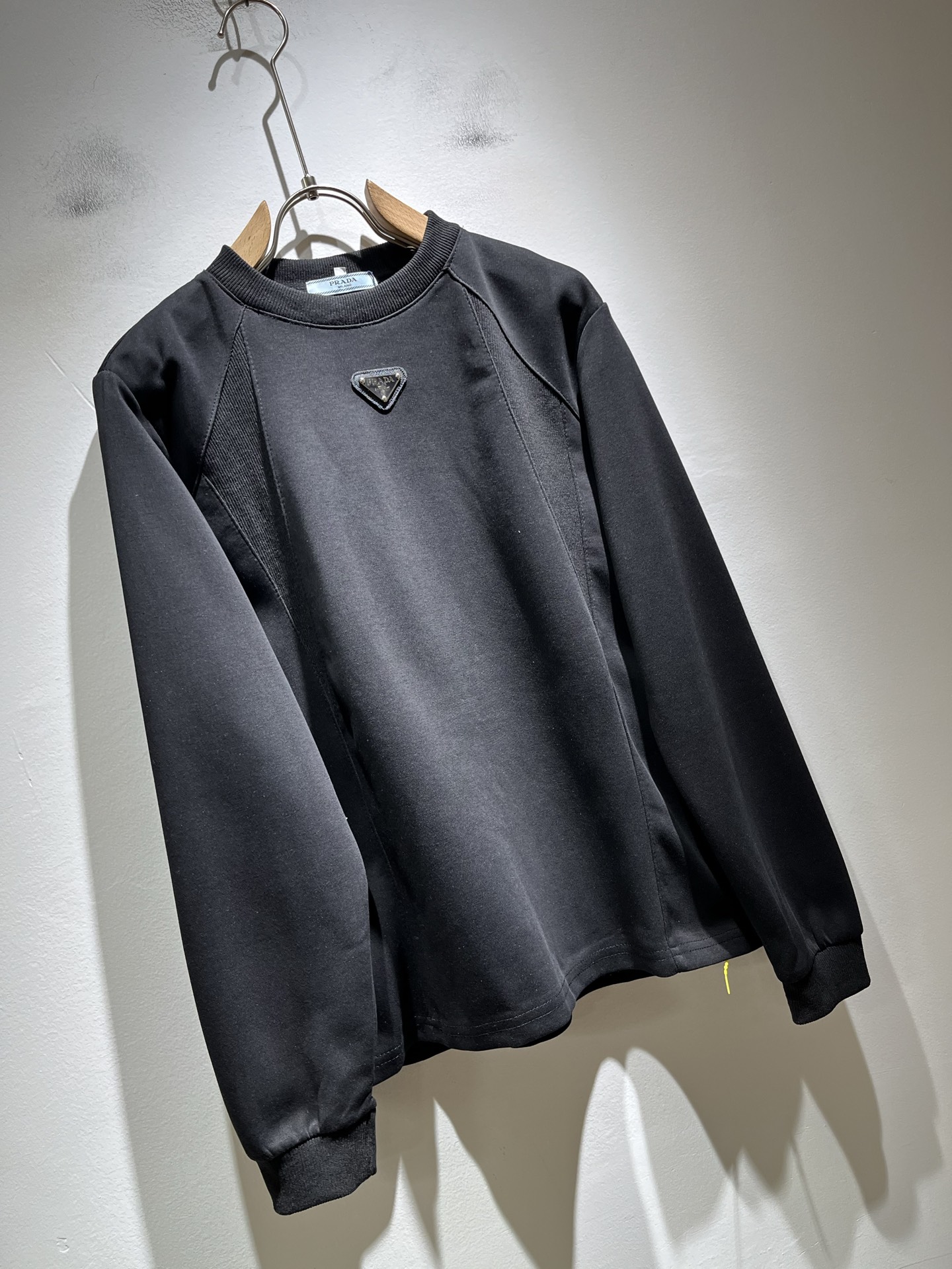 PRAD*A普*达2025秋冬新款男女同款👫长袖卫衣，最新款全网独家首上！！~既经典有时尚百搭，谁不爱啊