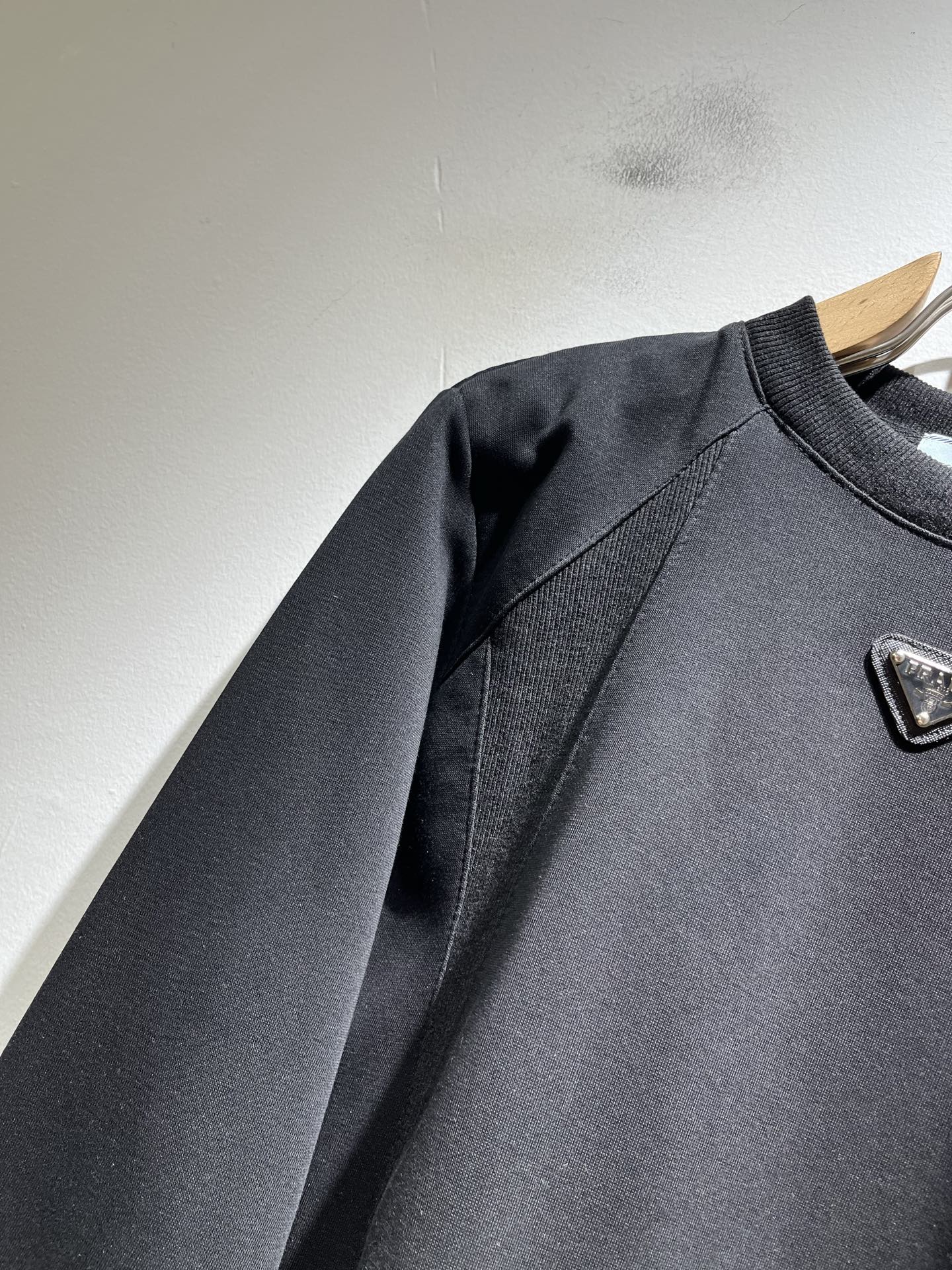 PRAD*A普*达2025秋冬新款男女同款👫长袖卫衣，最新款全网独家首上！！~既经典有时尚百搭，谁不爱啊