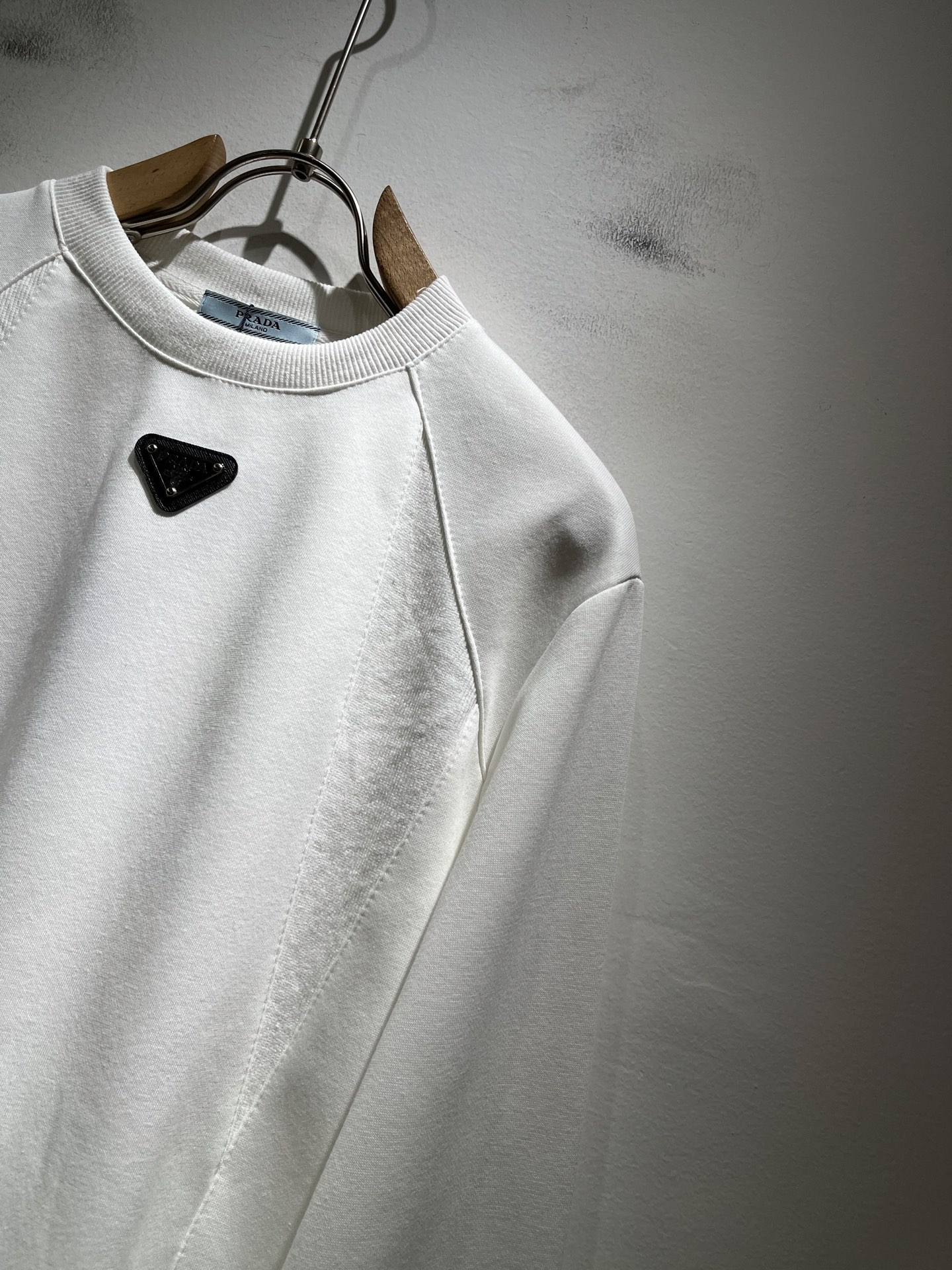 PRAD*A普*达2025秋冬新款男女同款👫长袖卫衣，最新款全网独家首上！！~既经典有时尚百搭，谁不爱啊